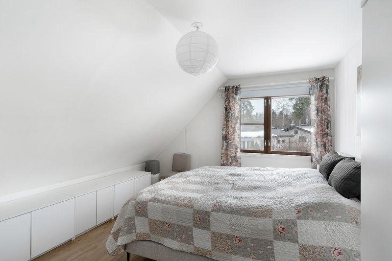 yläkerran isompi makuuhuone