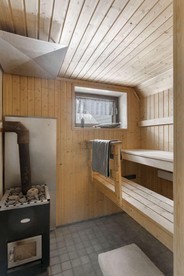 yläkerran sauna, Kastorin puukiukaalla