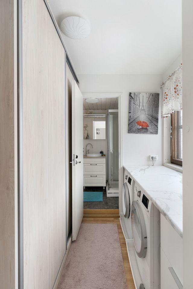 kodinhoitohuone kylpyhuoneen vieressä