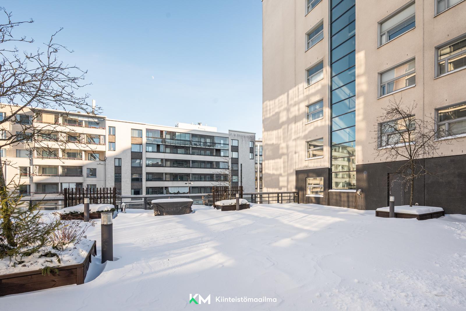 Taloyhtiöllä on useita viihtyisiä piha-alueita