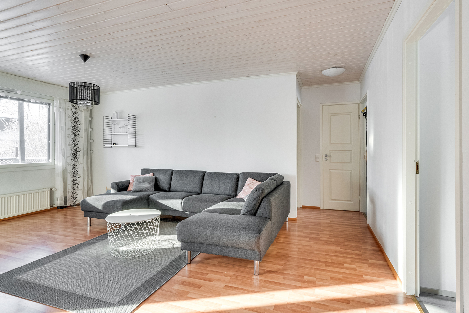 Oikealle jää käytävä, josta kulku makuuhuoneisiin sekä vaatehuoneeseen.