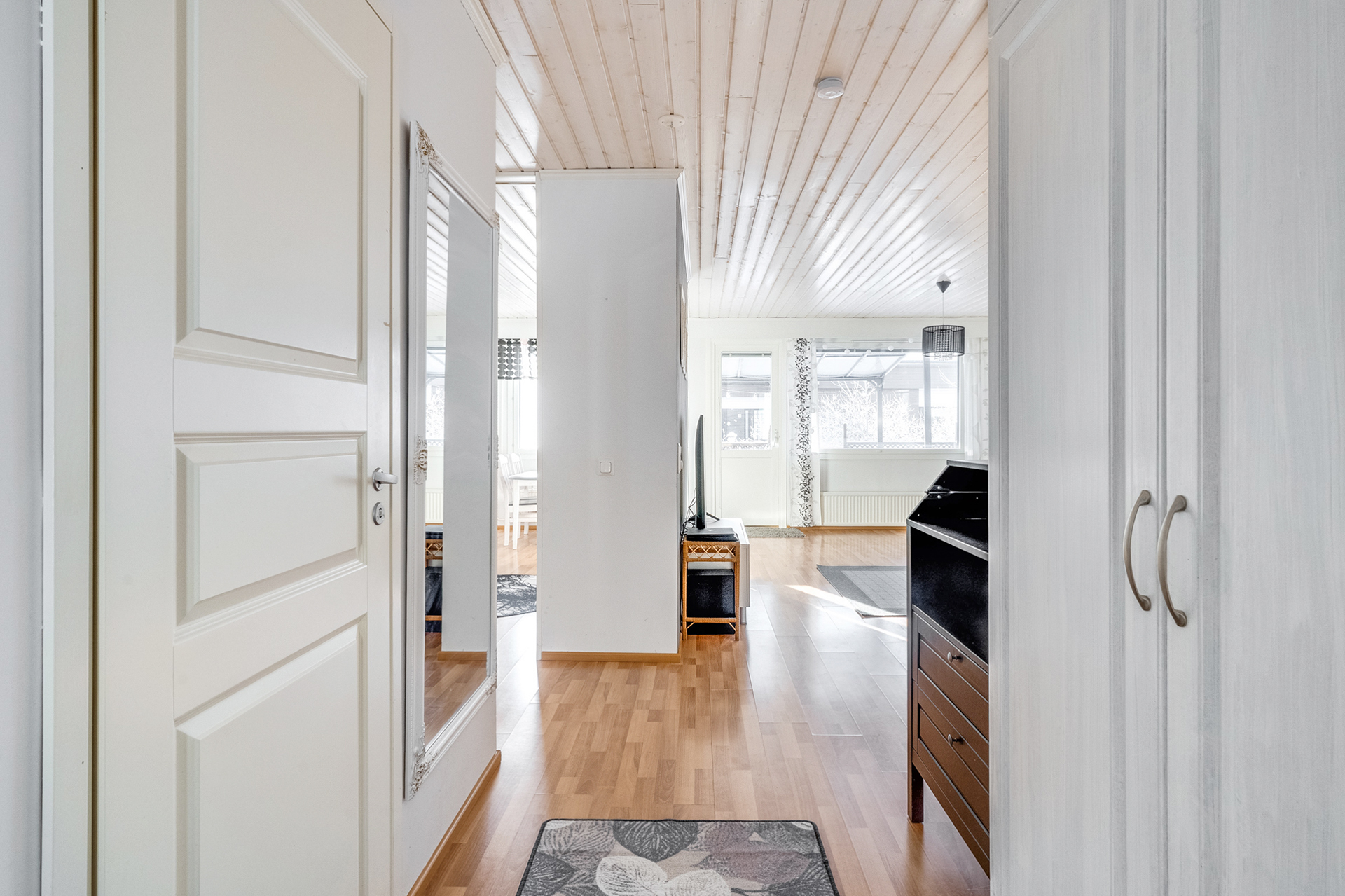 Eteinen. Vasemmalle jää kylpyhuone.