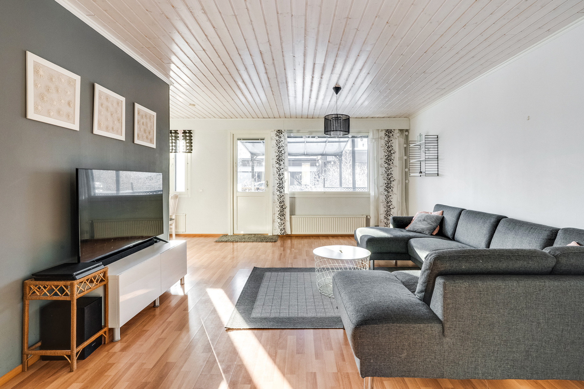 Olohuoneesta on käynti terassille.