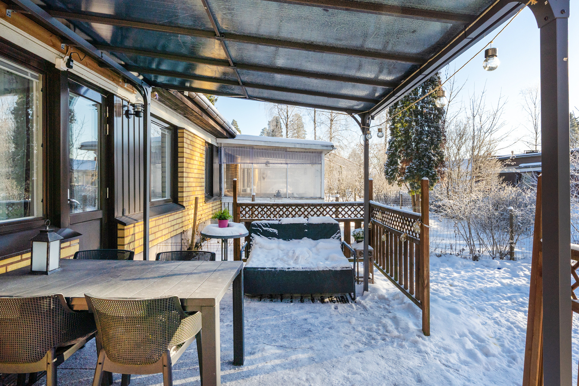 Terassille mahtuu hyvin terassikalusteita.