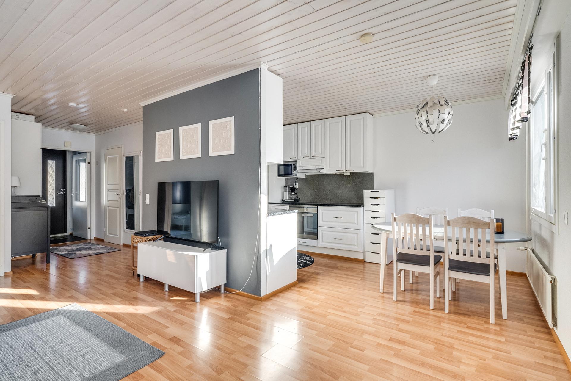 Olohuone yhdistyy ruokailutilaan.