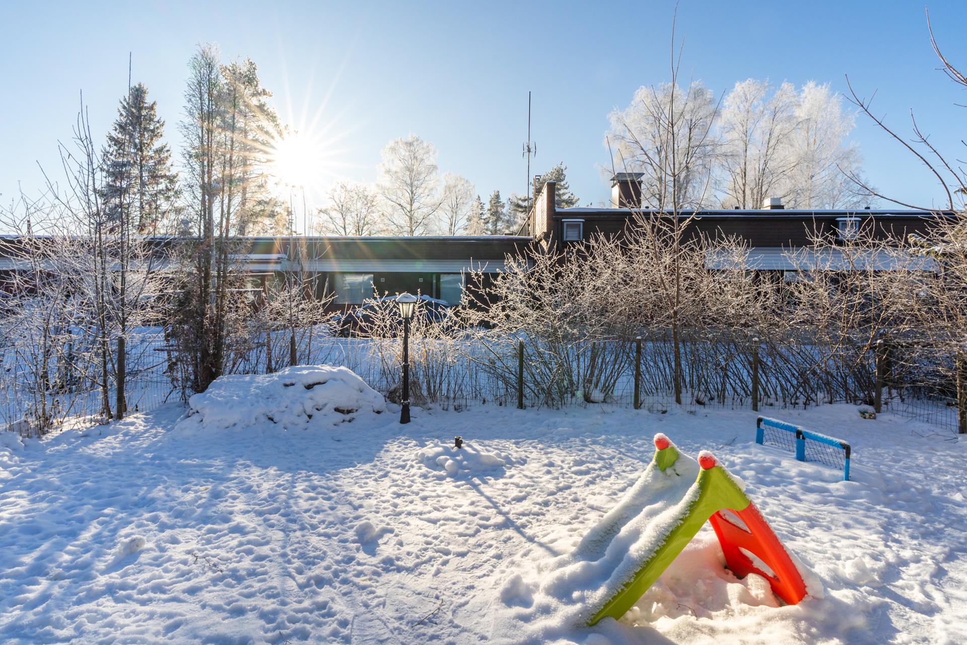 Pihalla mahtuu hyvin leikkimään.