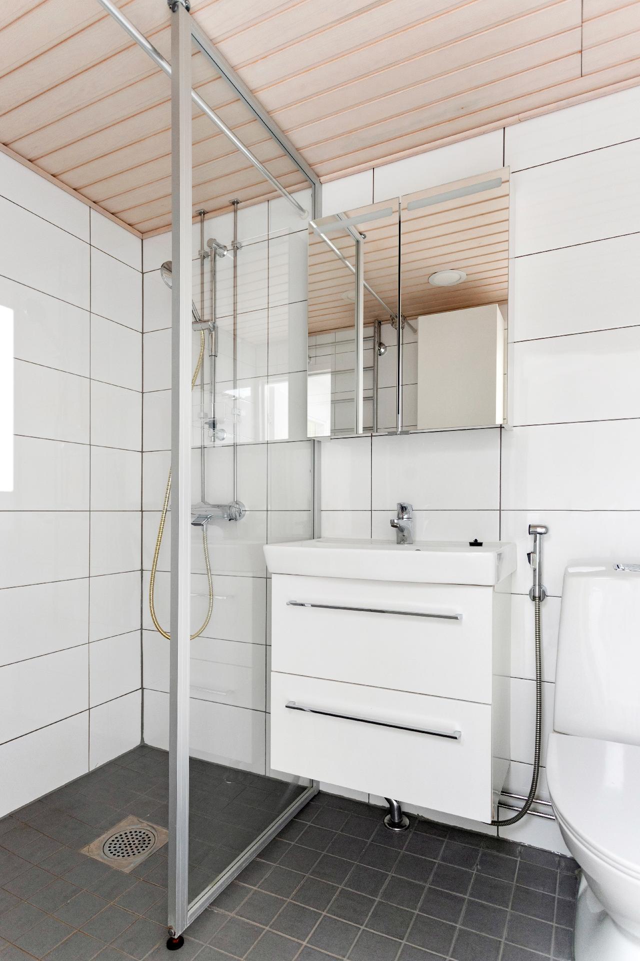 Yläkerran kylpyhuone remontoitu 2002