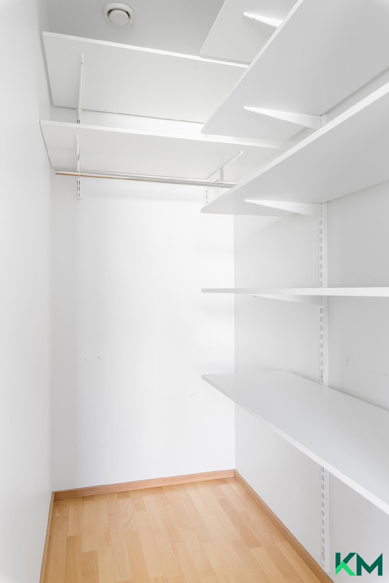 Makuuhuoneen yhteydessä vaatehuone