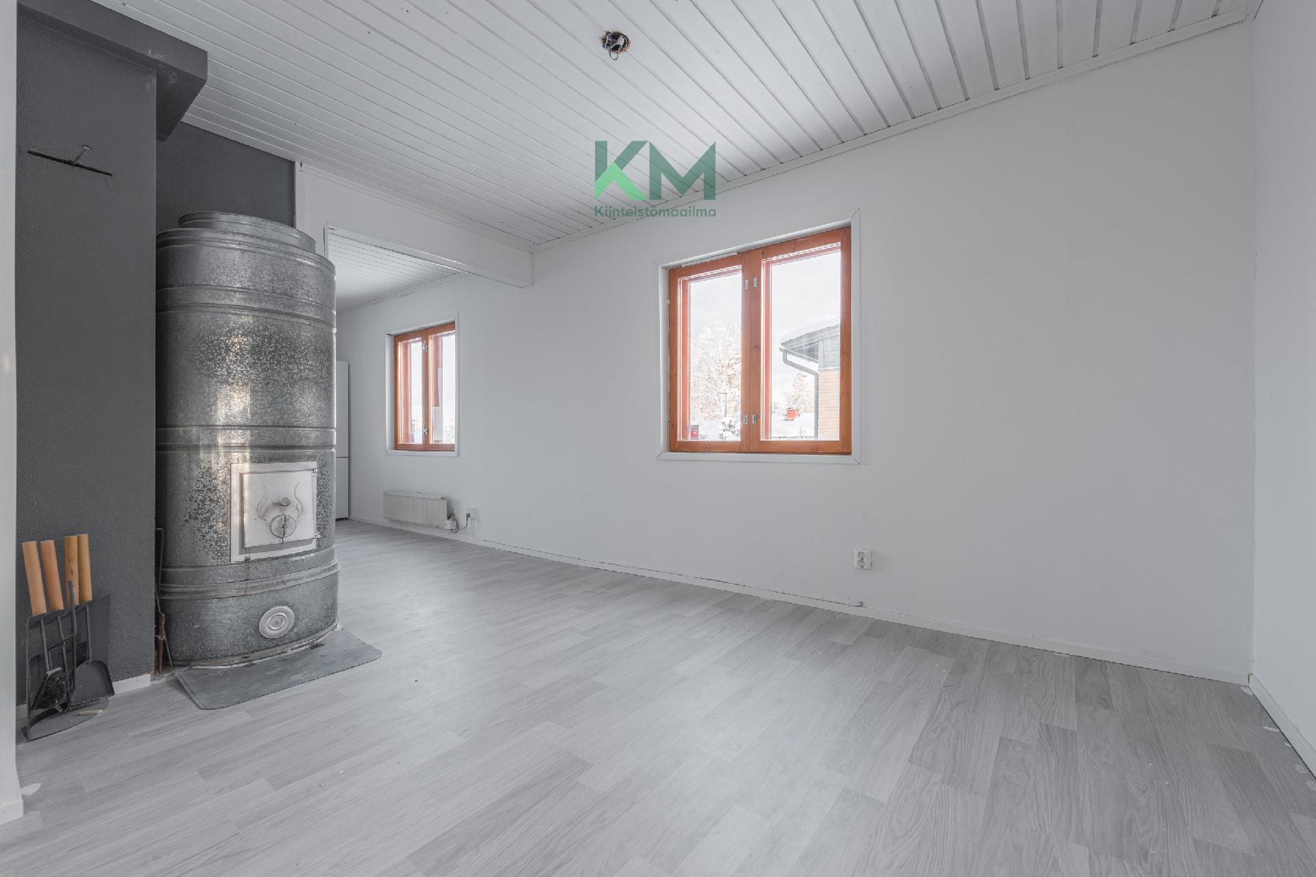 Olohuoneessa pönttöuuni