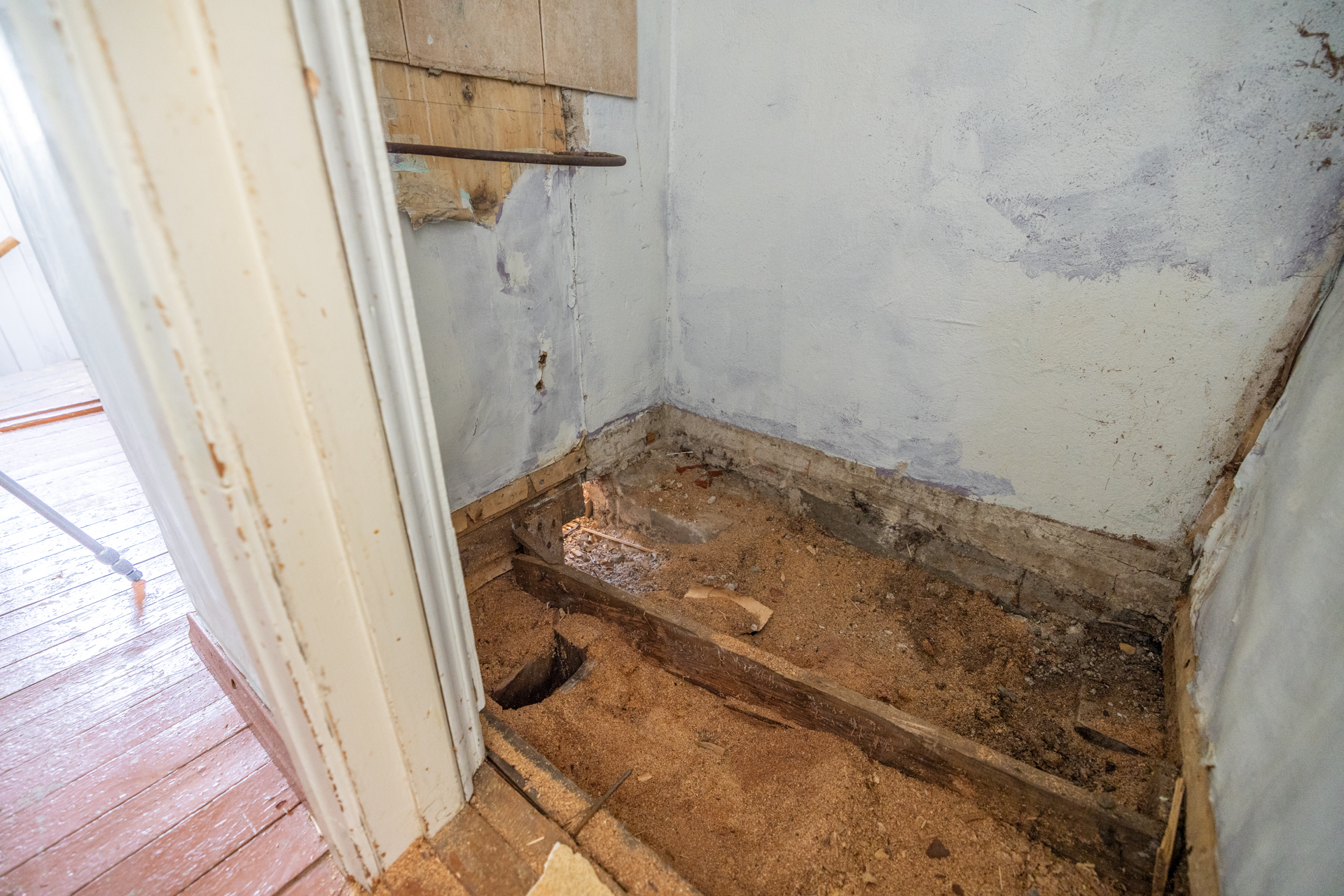 Yläkerran purettu wc