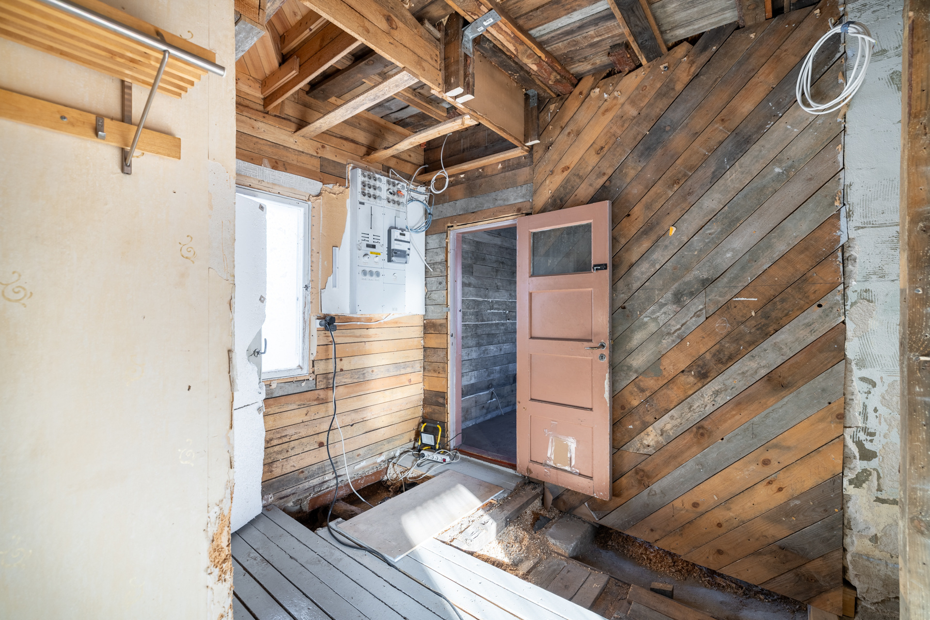 Keskikerros, josta purettu wc.