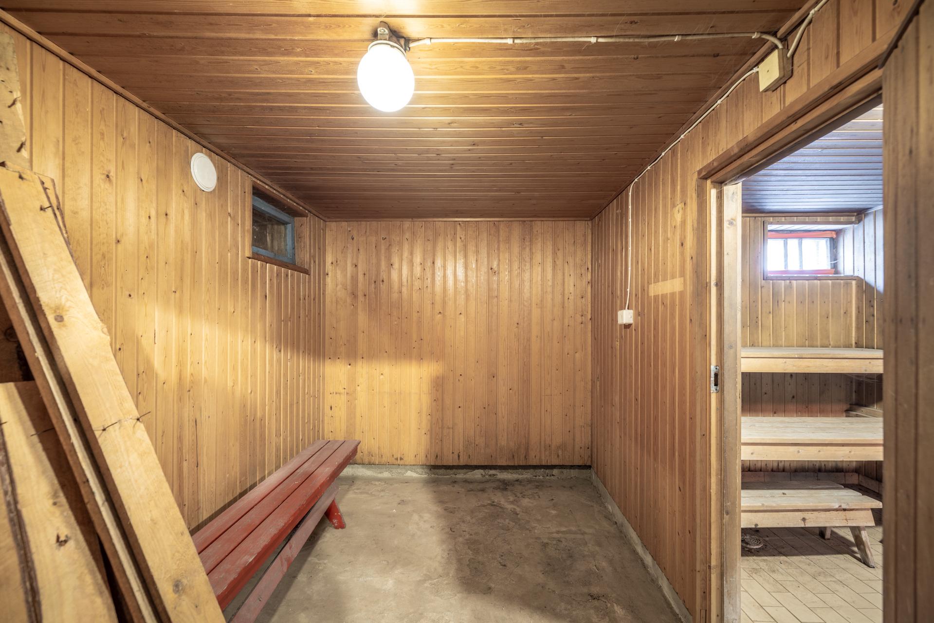 Kellarikerroksen pukuhuonetilaa