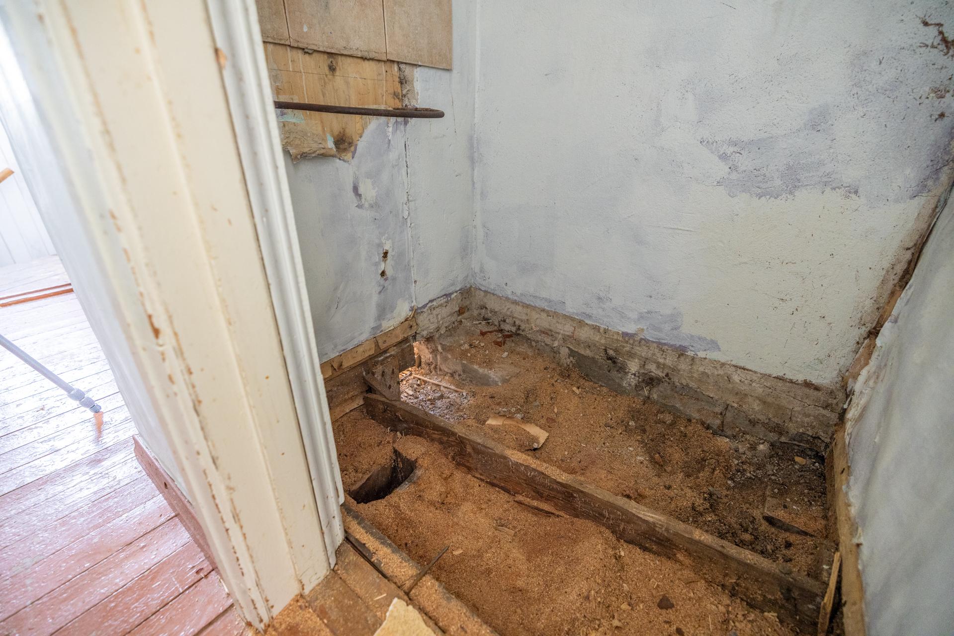 Yläkerran purettu wc