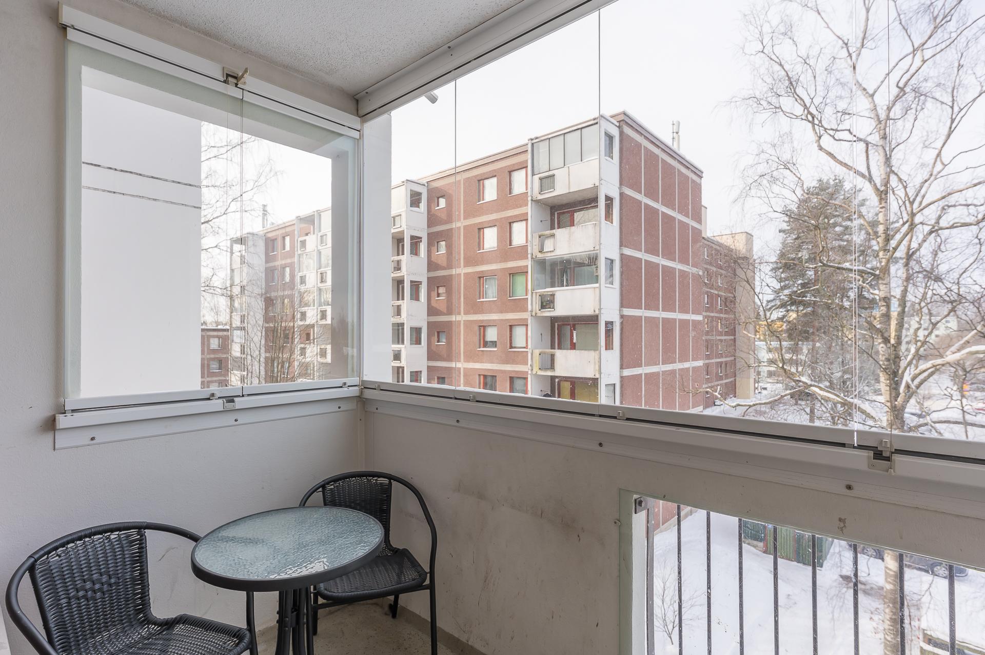 Makuuuoneesta käynti parvekkeelle