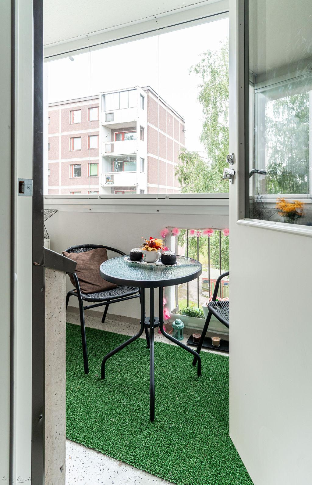 Makuuhuoneesta käynti parvekkeelle