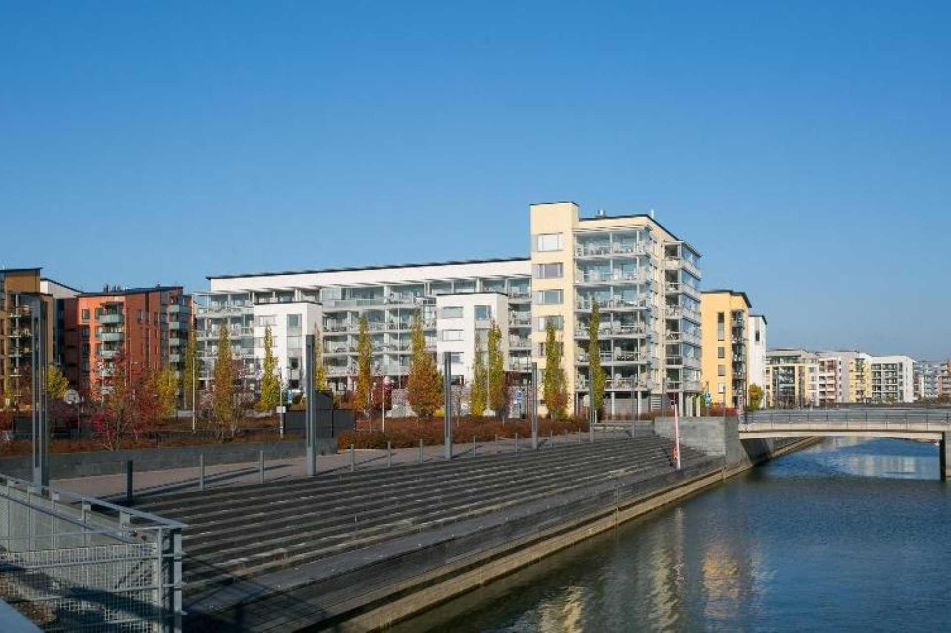 syksyinen julkisivu kanavan suunnalta