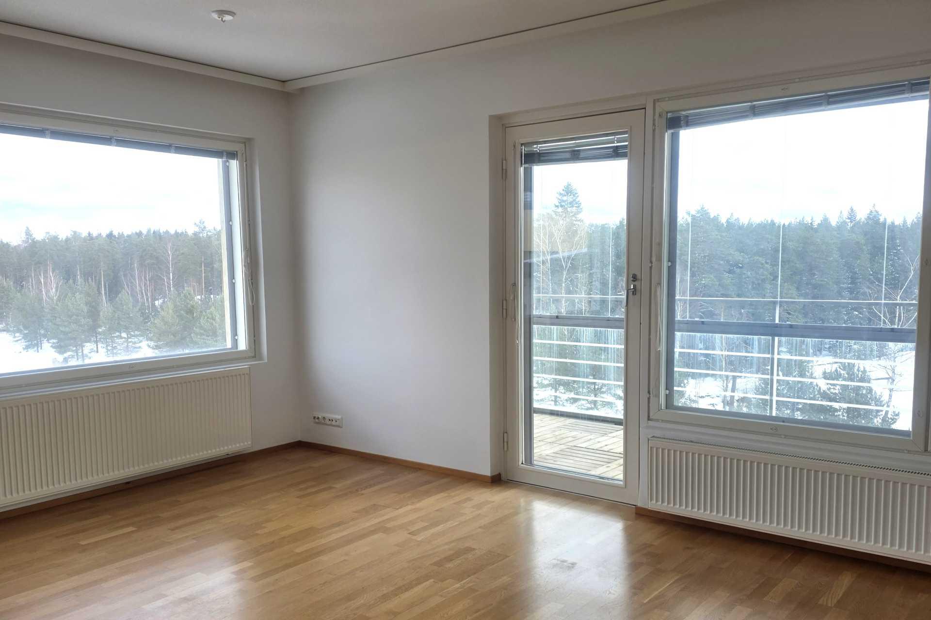 Olohuoneesta näkymät Uutelan ulkoilualueelle