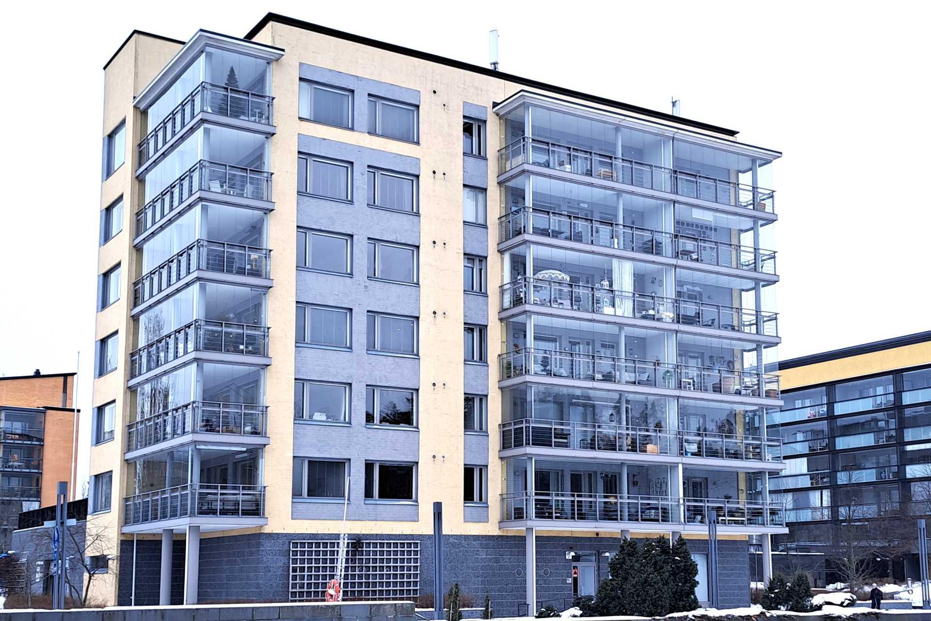 julkisivu kanavan puolelta