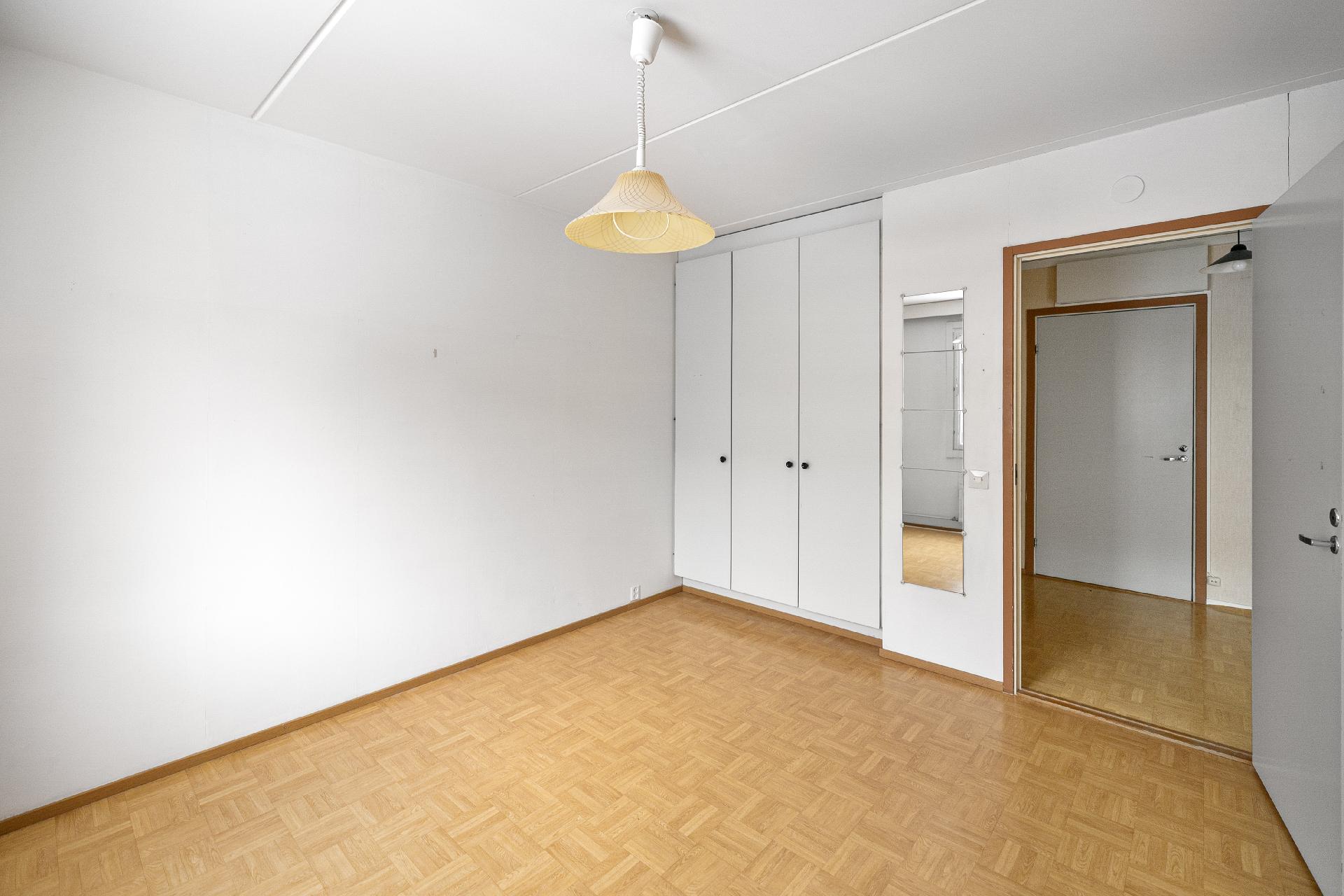 Makuuhuoneessa on kaapistot