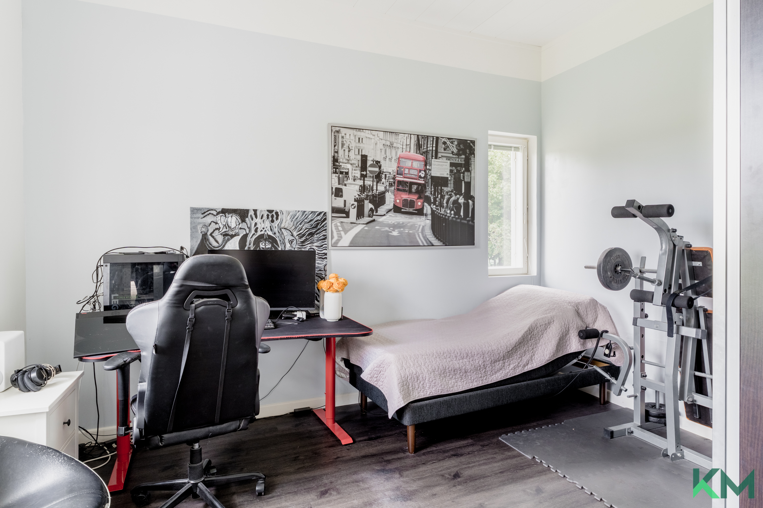 Yläkerran makuuhuone 2