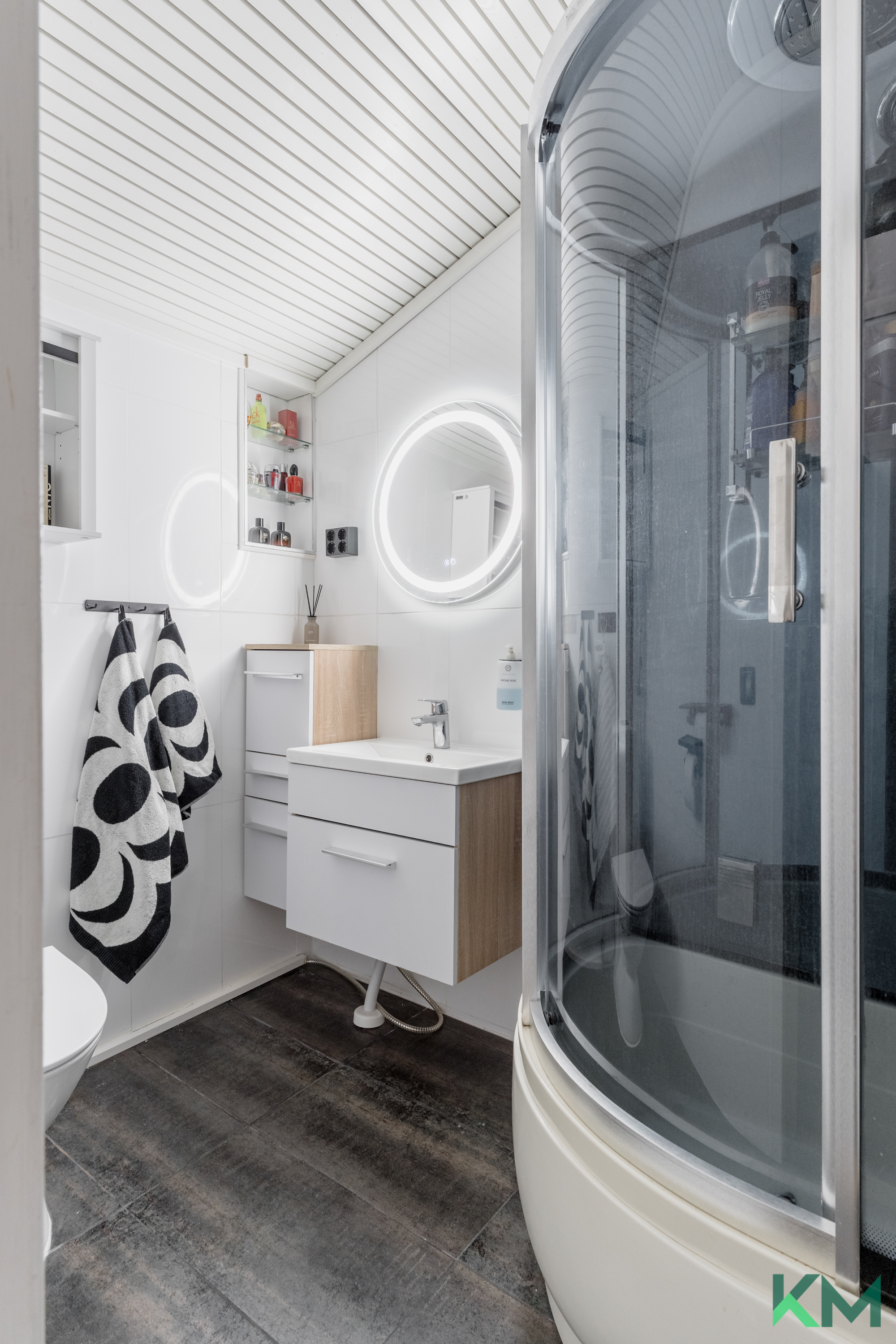 Alakerran kylpyhuone, jossa myös wc