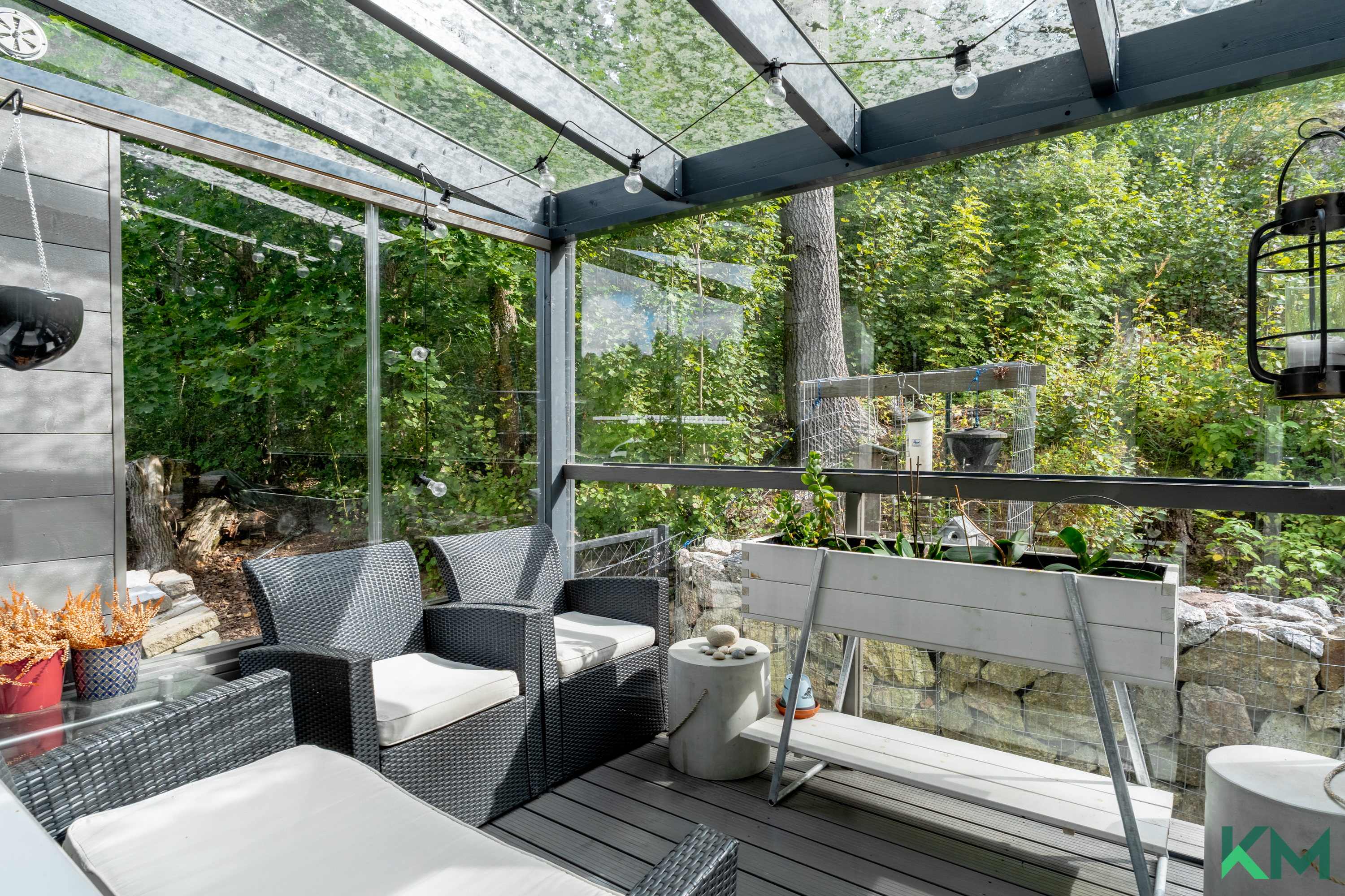 Alakerran lasitettu terassi, josta käynti ruokailutilaan