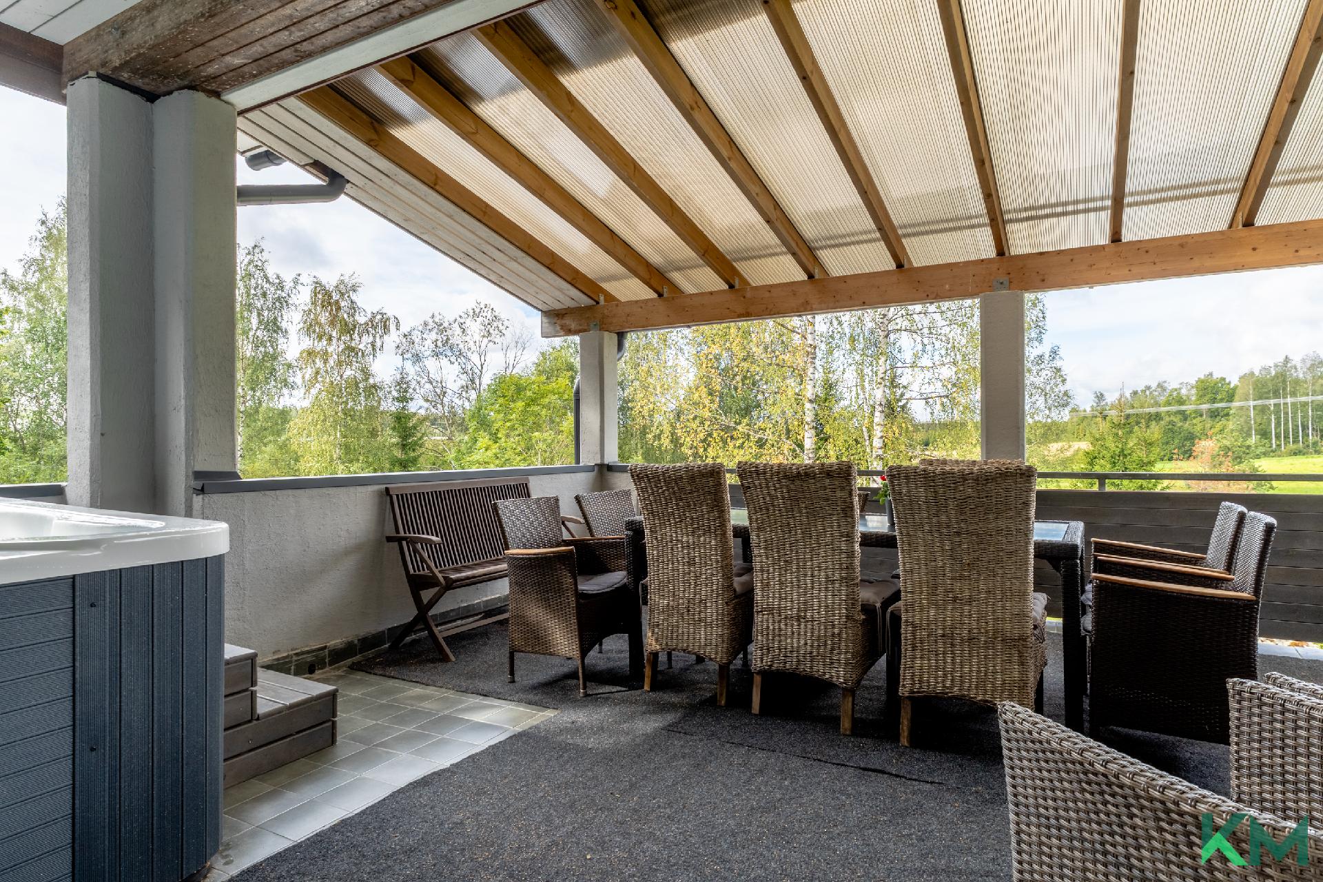 Yläkerran iso katettu parveke