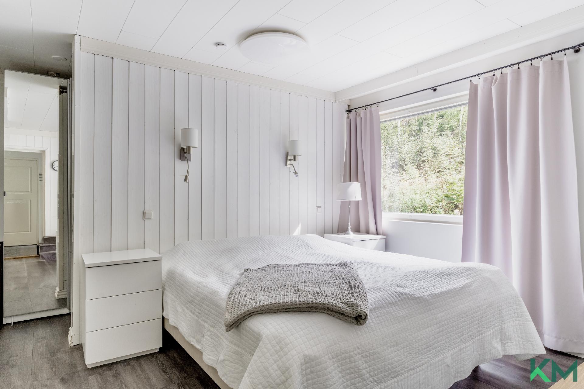 Alakerran makuuhuone