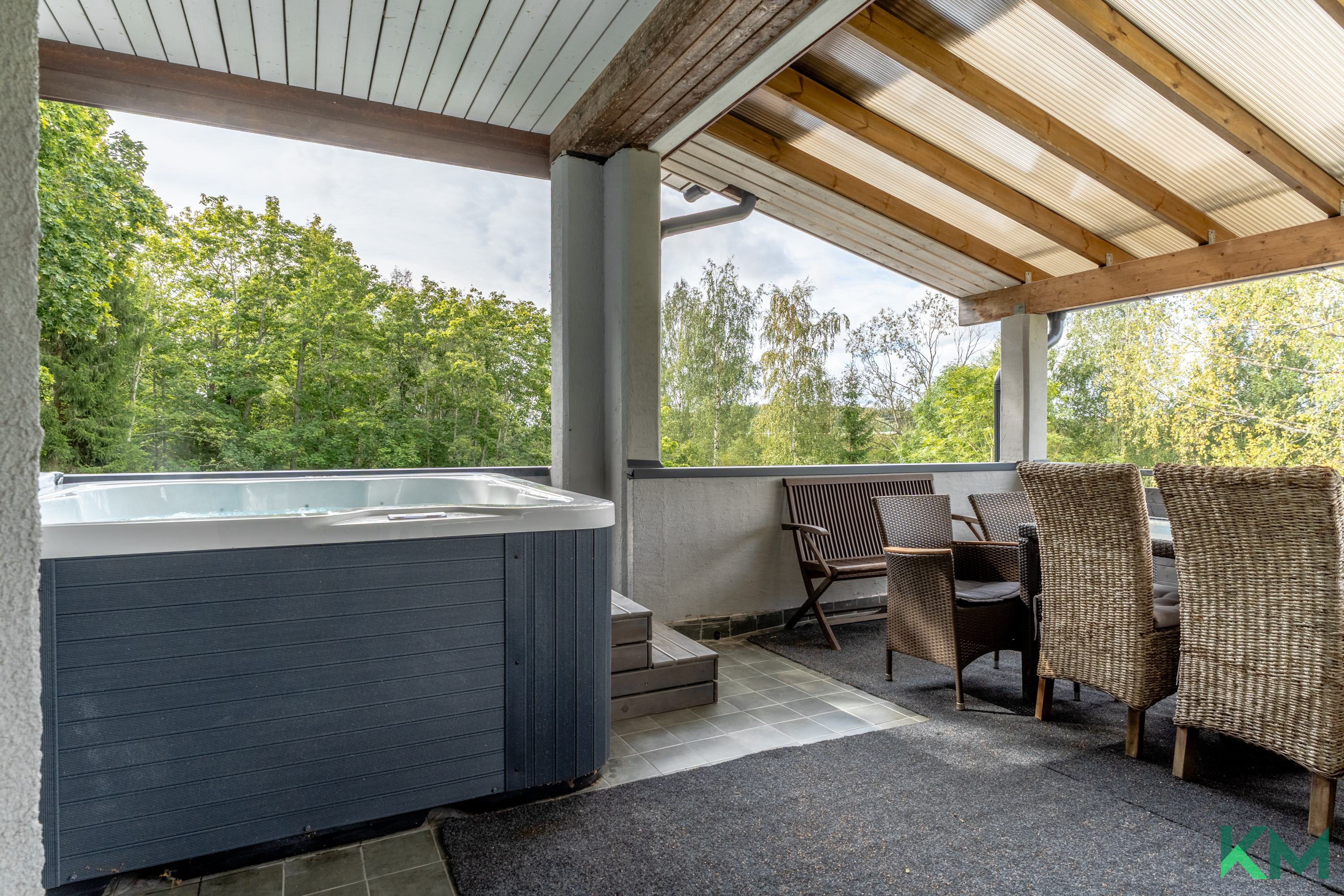 Yläkerran iso katettu parveke