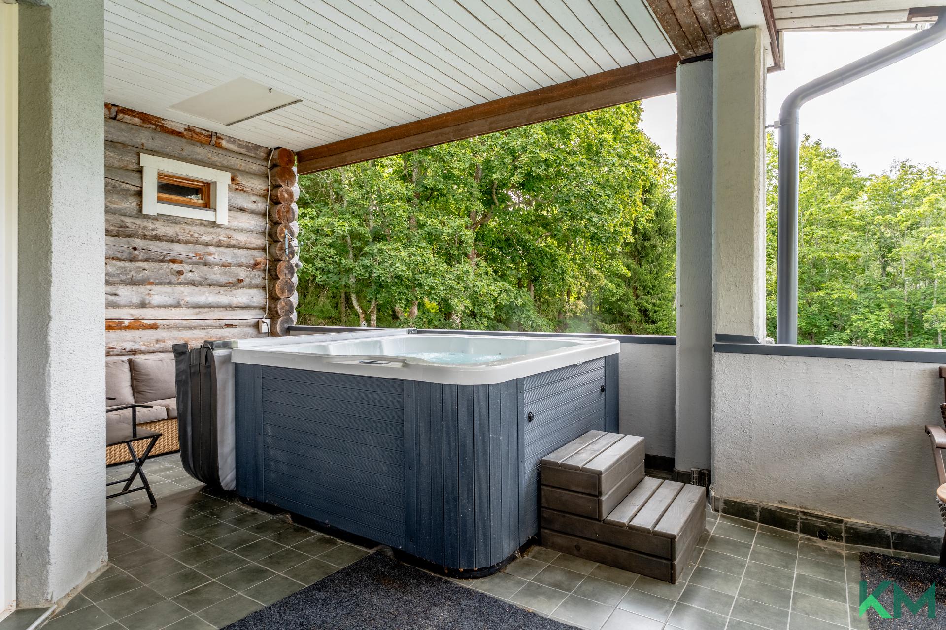 Yläkerran iso katettu parveke, missä ulkoporeamme