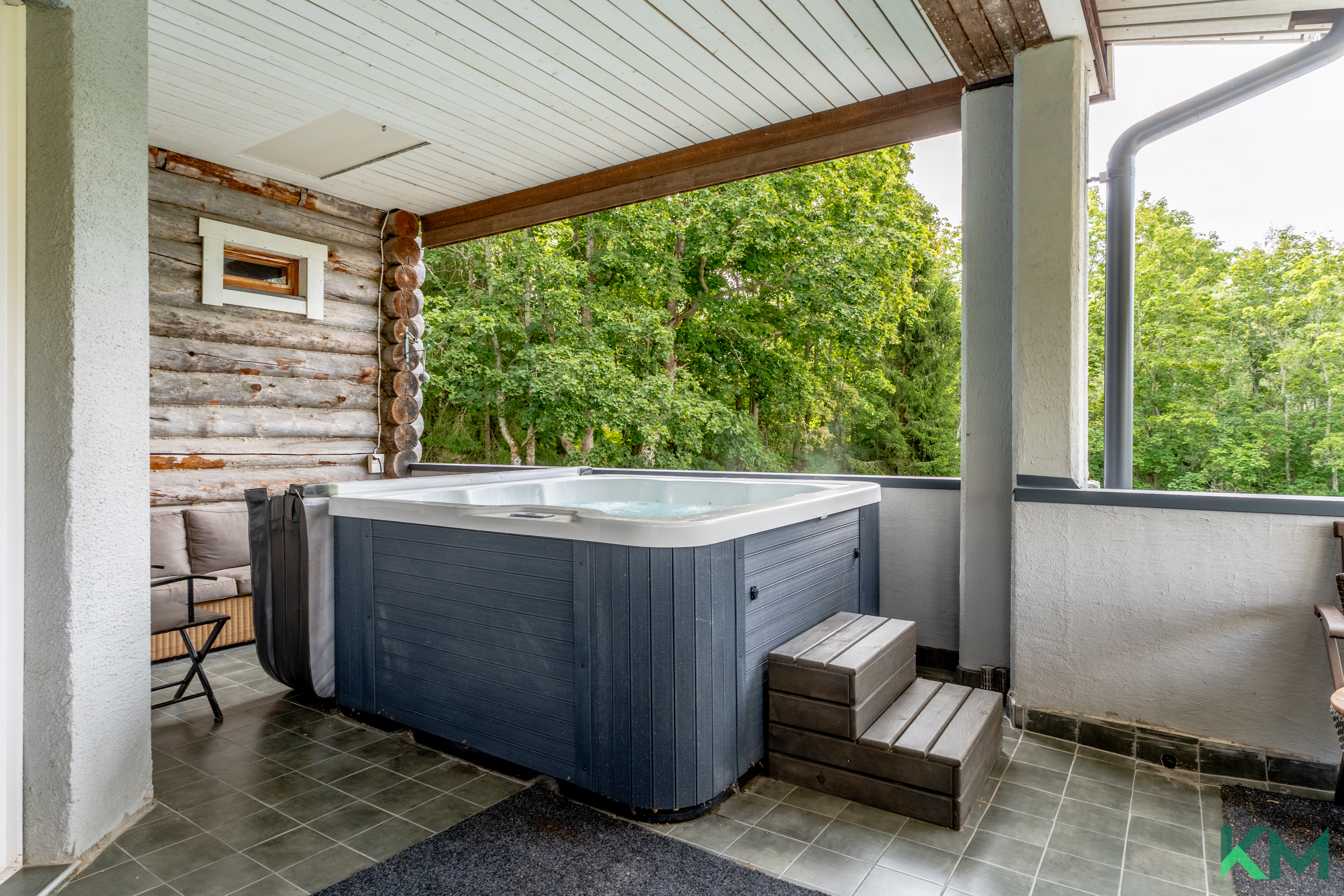 Yläkerran iso katettu parveke , missä ulkoporeamme