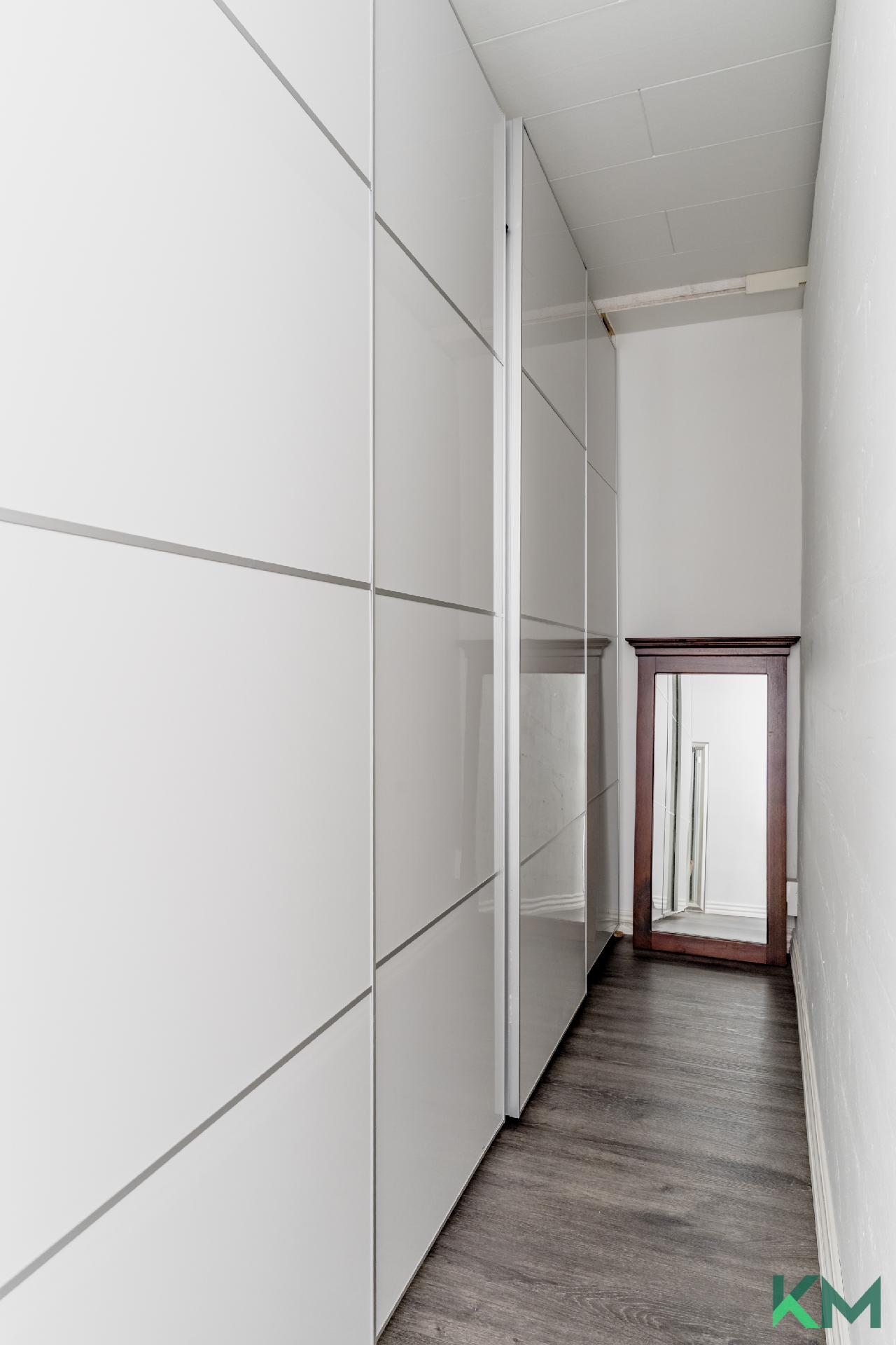 Alakerran makuuhuoneen vaatehuone