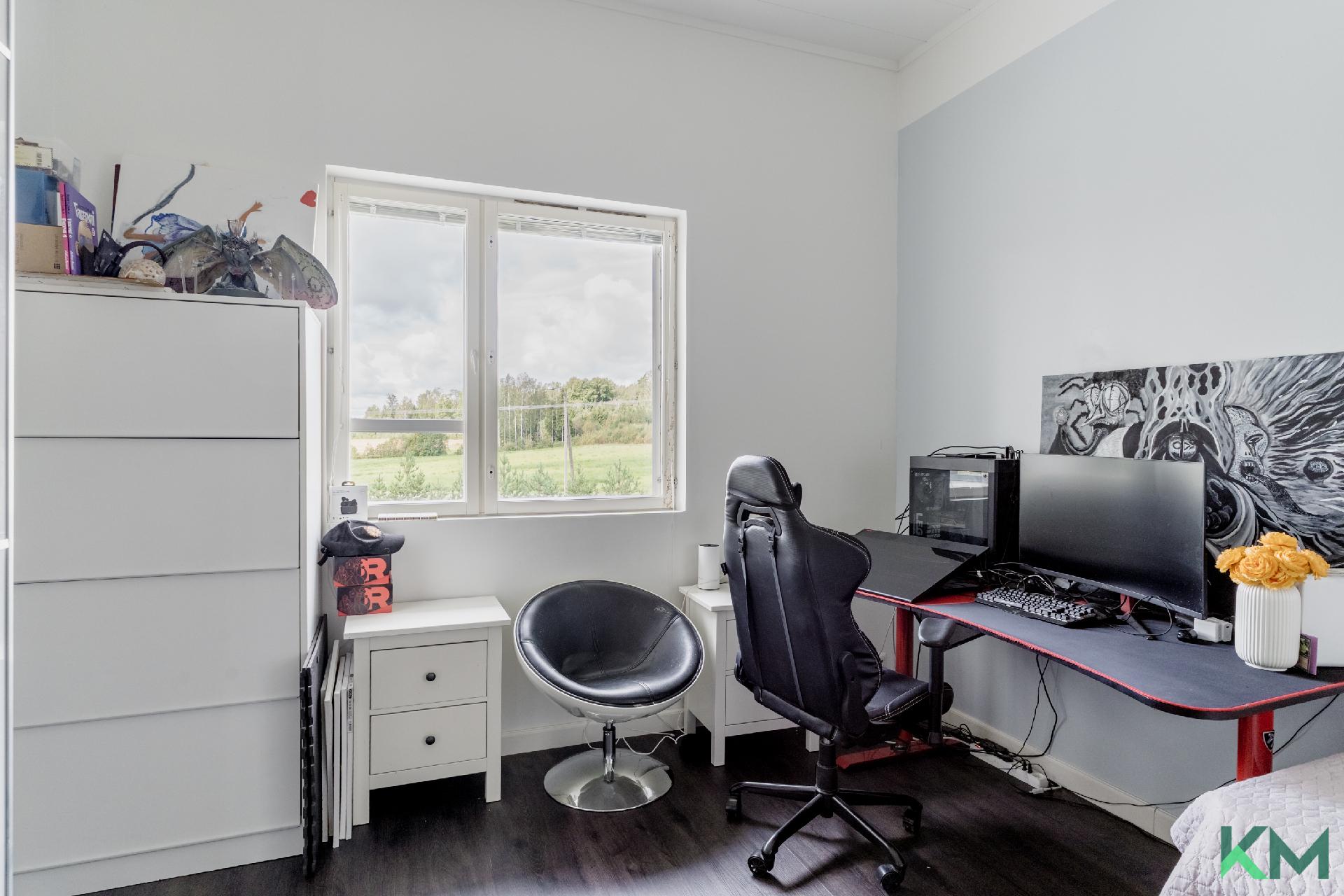 Yläkerran makuuhuone 2