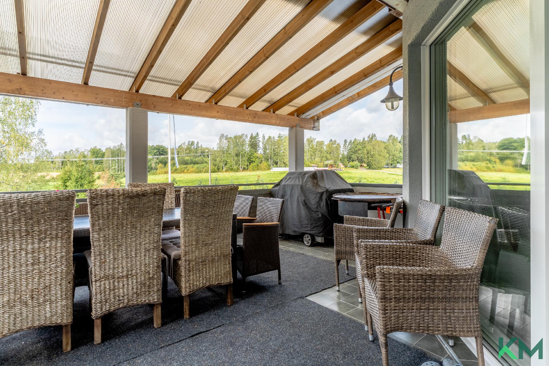 Yläkerran iso katettu parveke