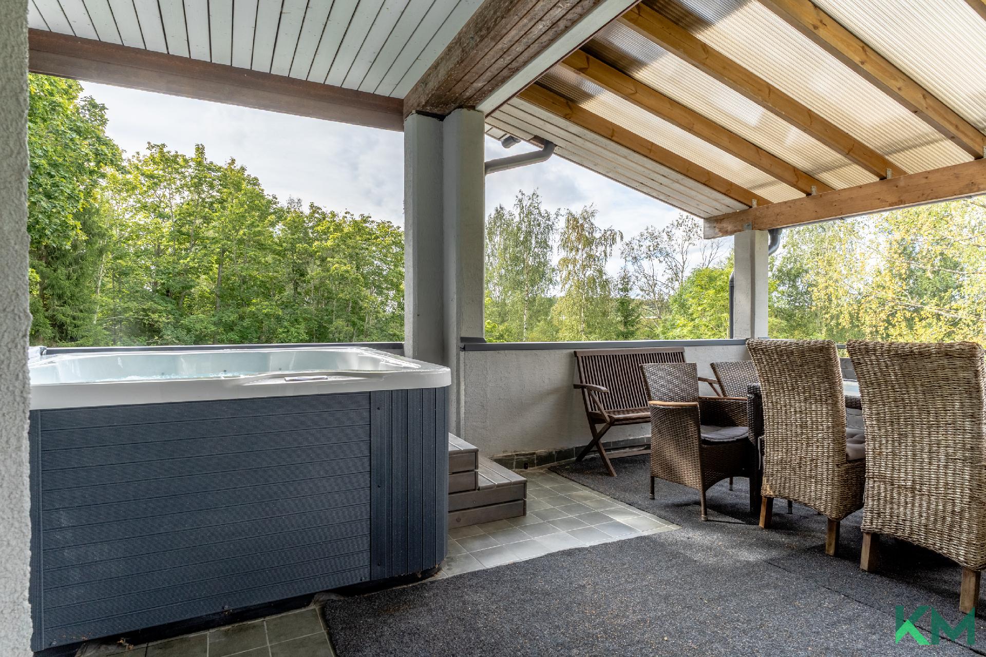 Yläkerran iso katettu parveke