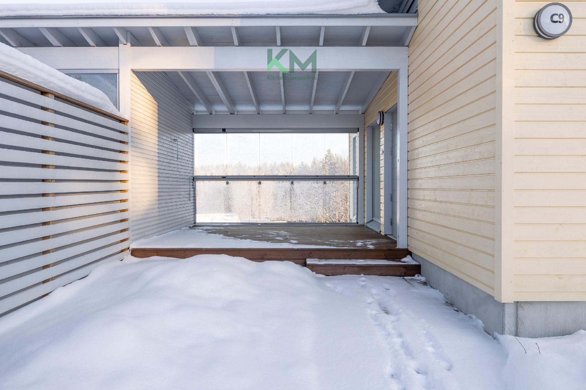 Sisäänkäynti ja piha