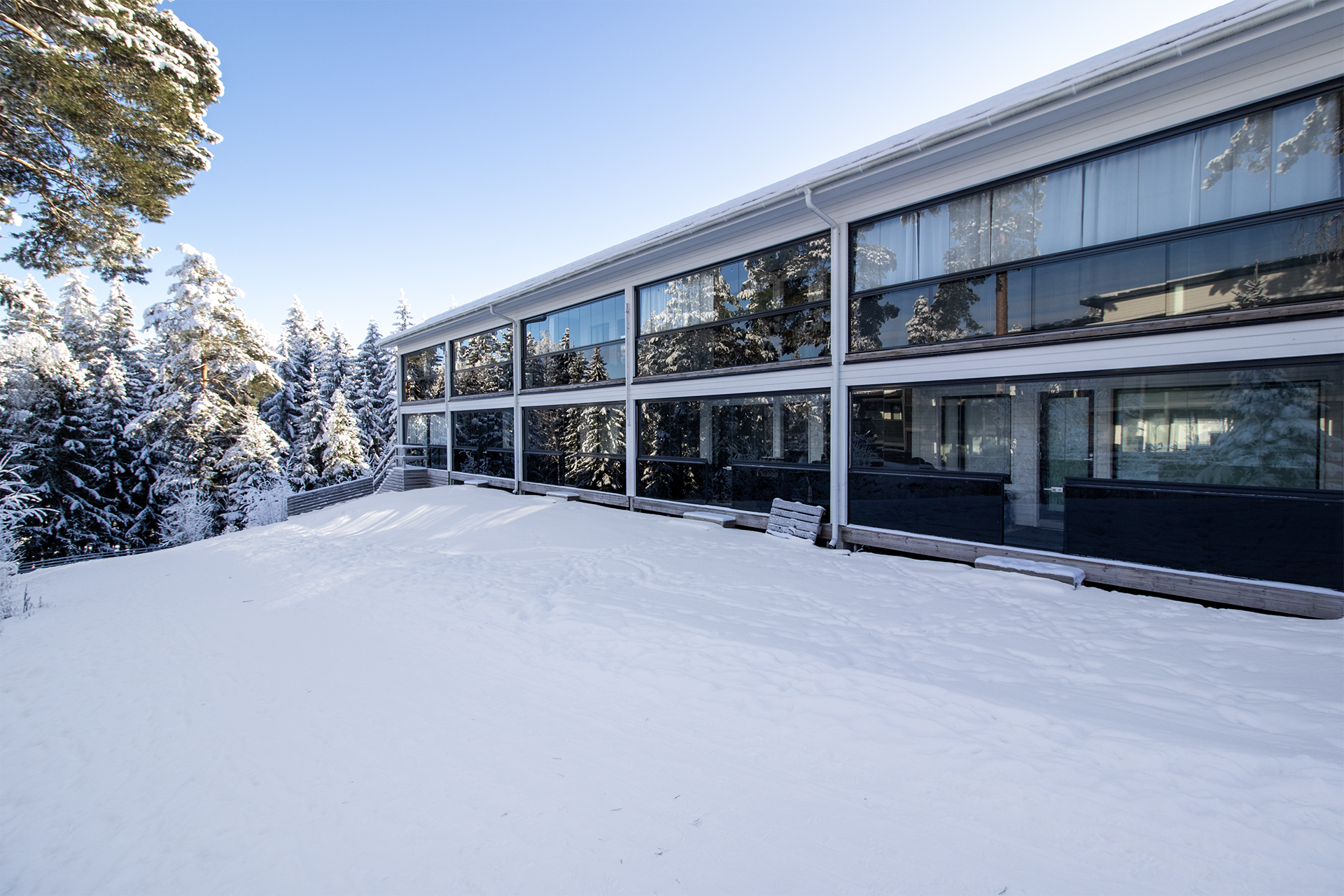 Kävelyetäisyydellä bussipysäkit ja lähikauppa.