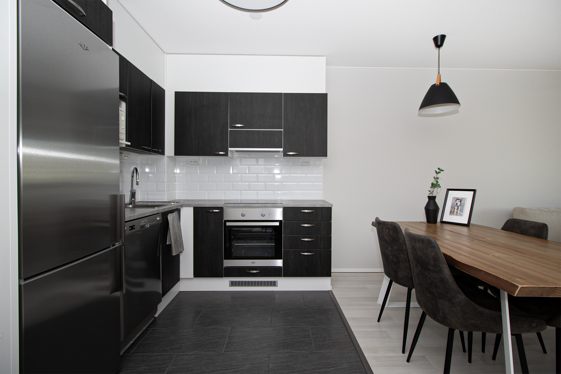 Keittiössä laattalattia.