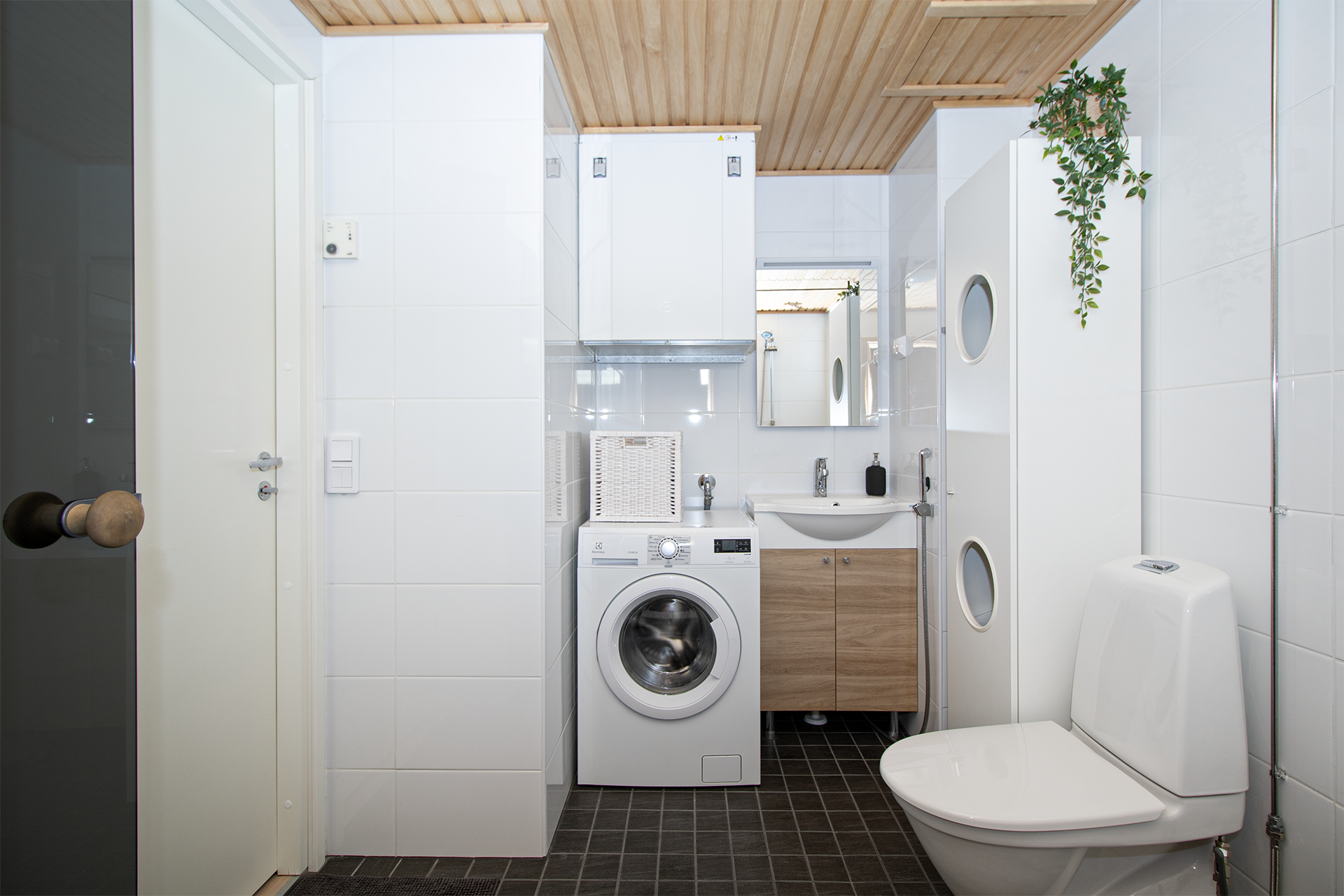 Kylpyhuoneessa kodinhoitopiste.