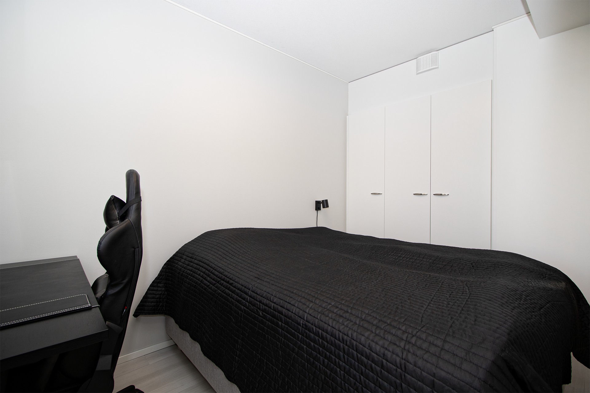 Makuuhuoneessa kaapistoja.