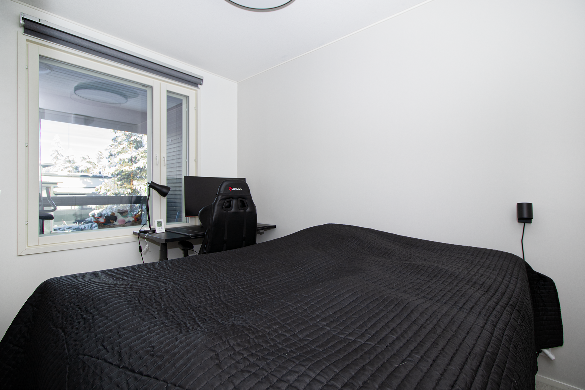 Makuuhuoneesta metsäiset maisemat.