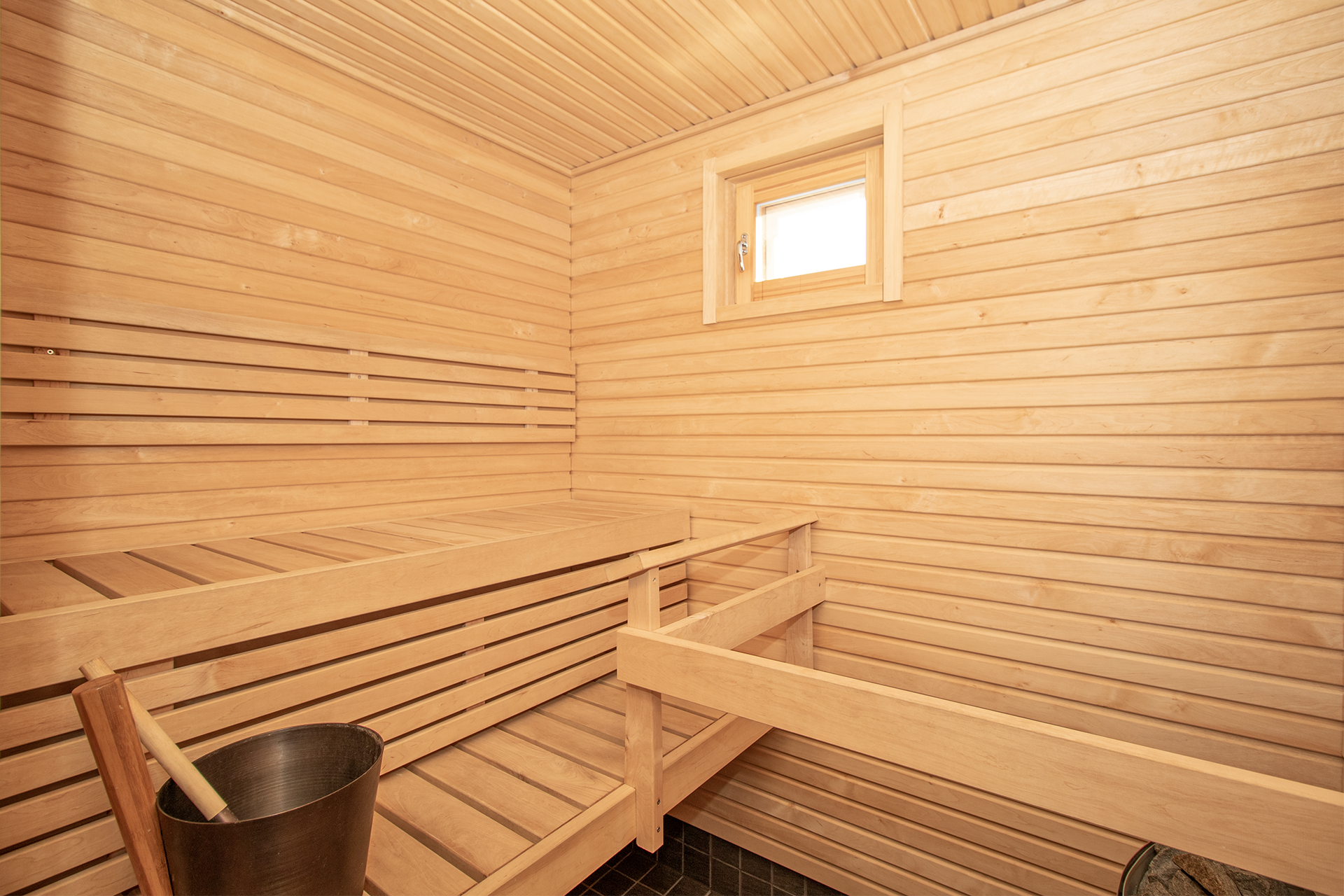 Oma ikkunallinen sauna.