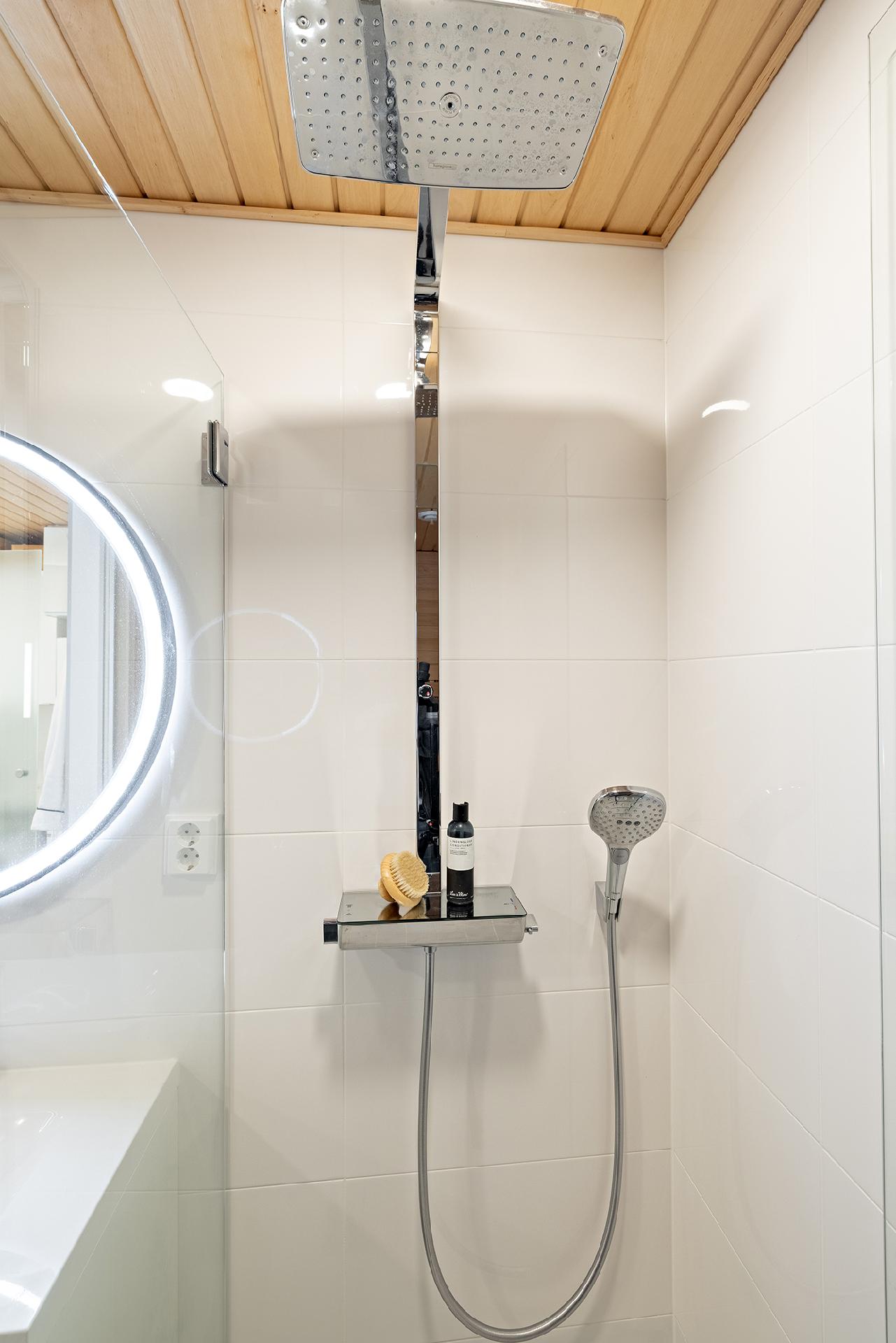 Suihkussa useita eri säätöjä.