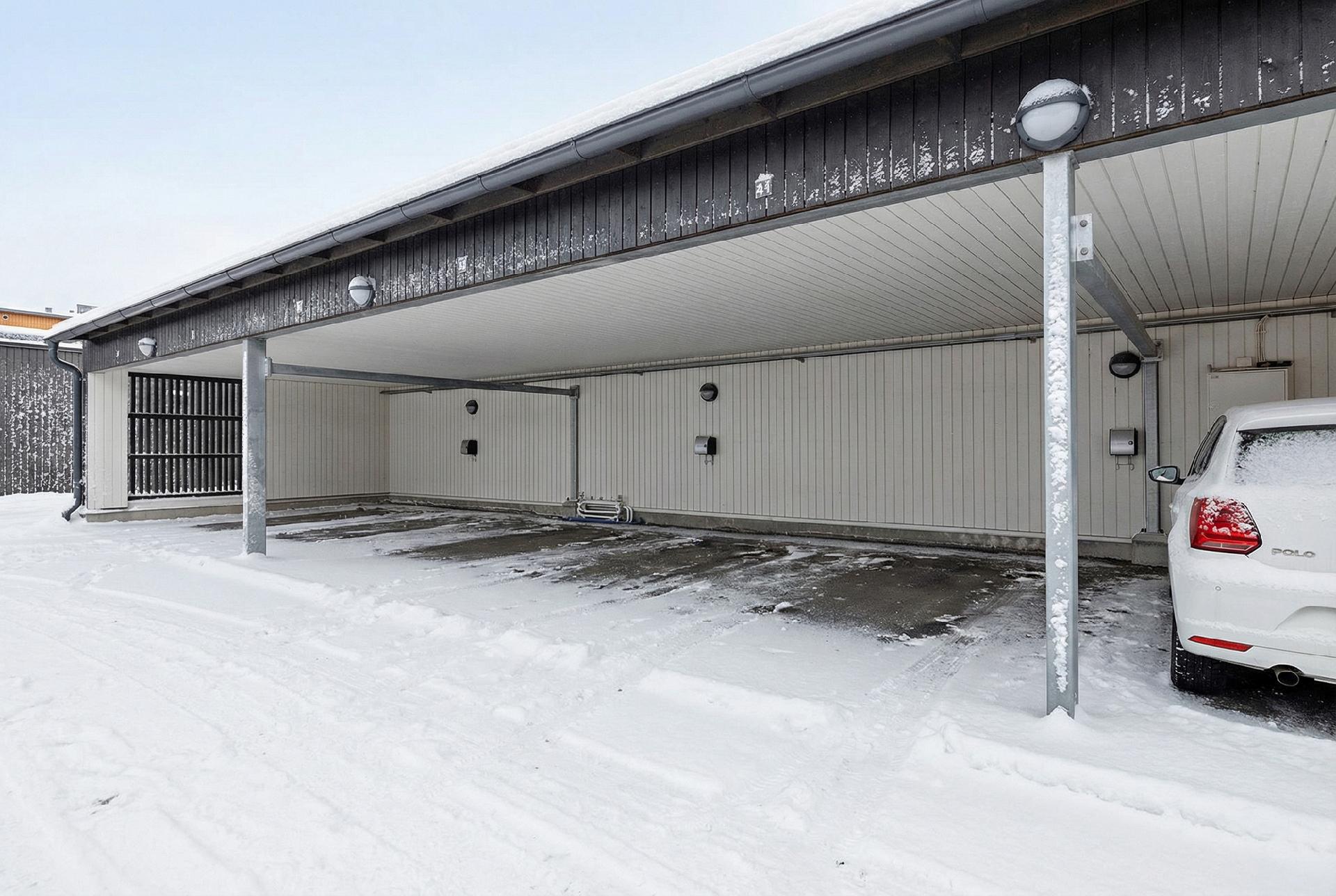 Autokatospaikka on myös myynnissä.