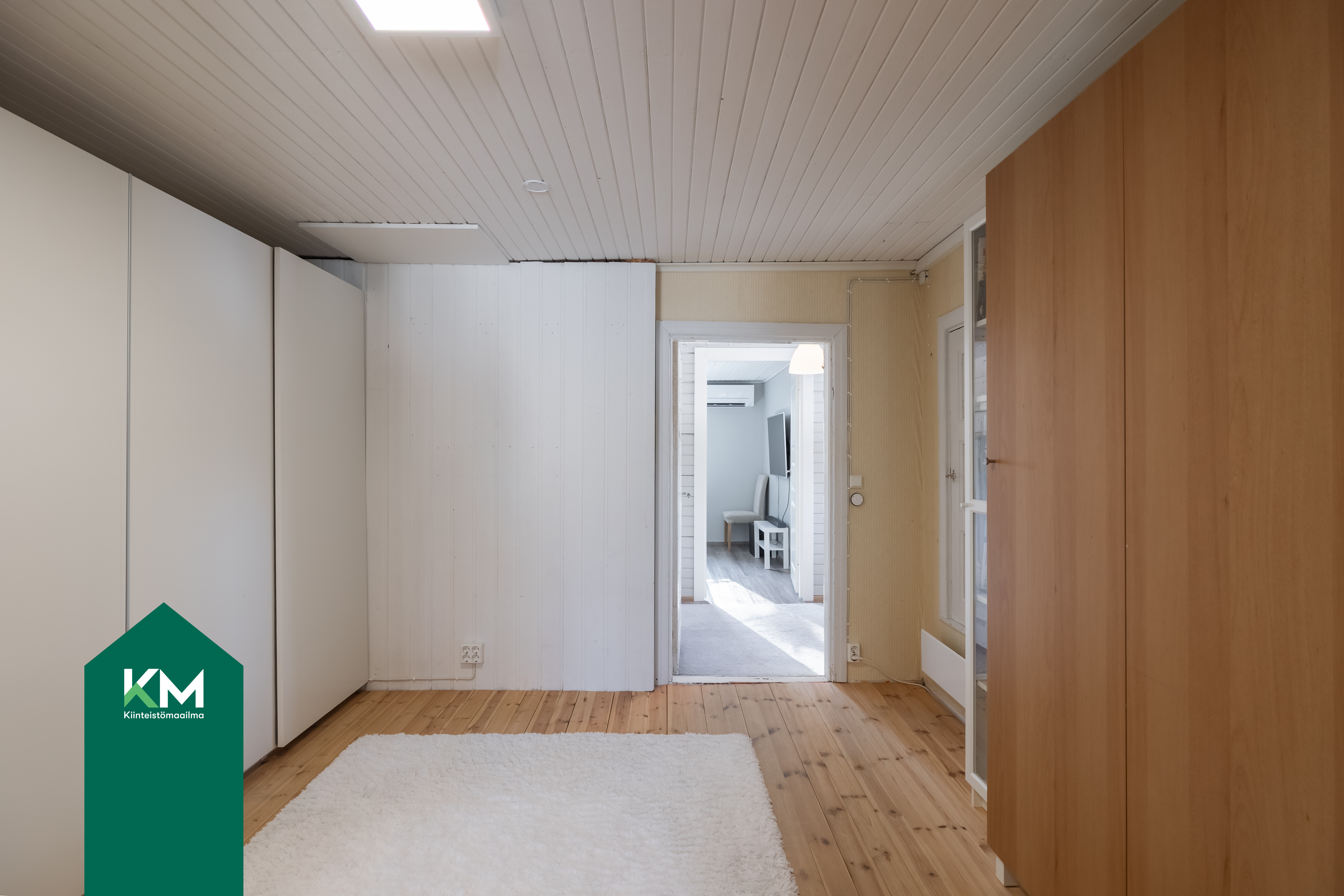 "Välihuoneessa" on reilusti kaappitilaa