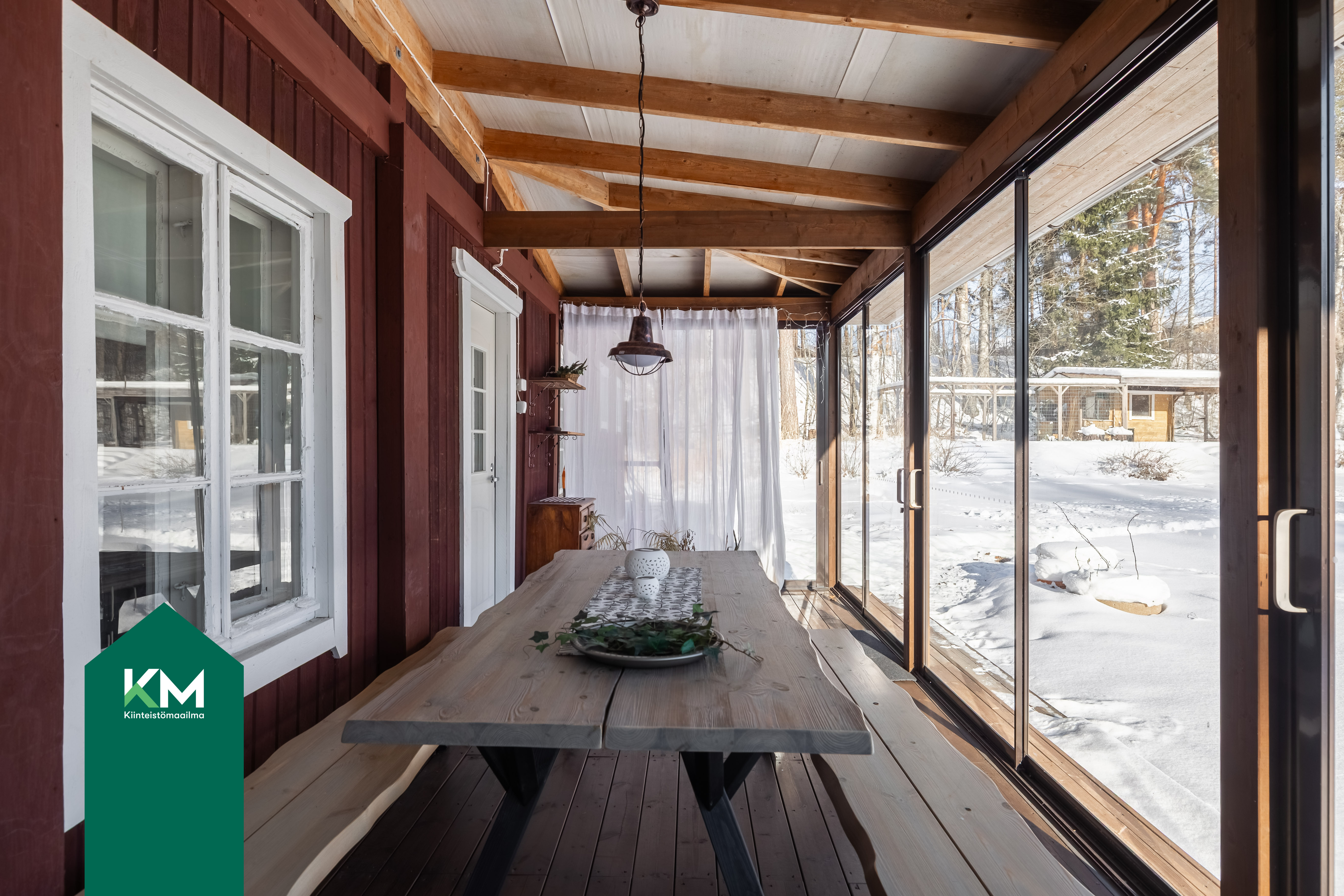 Tuvan jatkeena lasitettu terassi