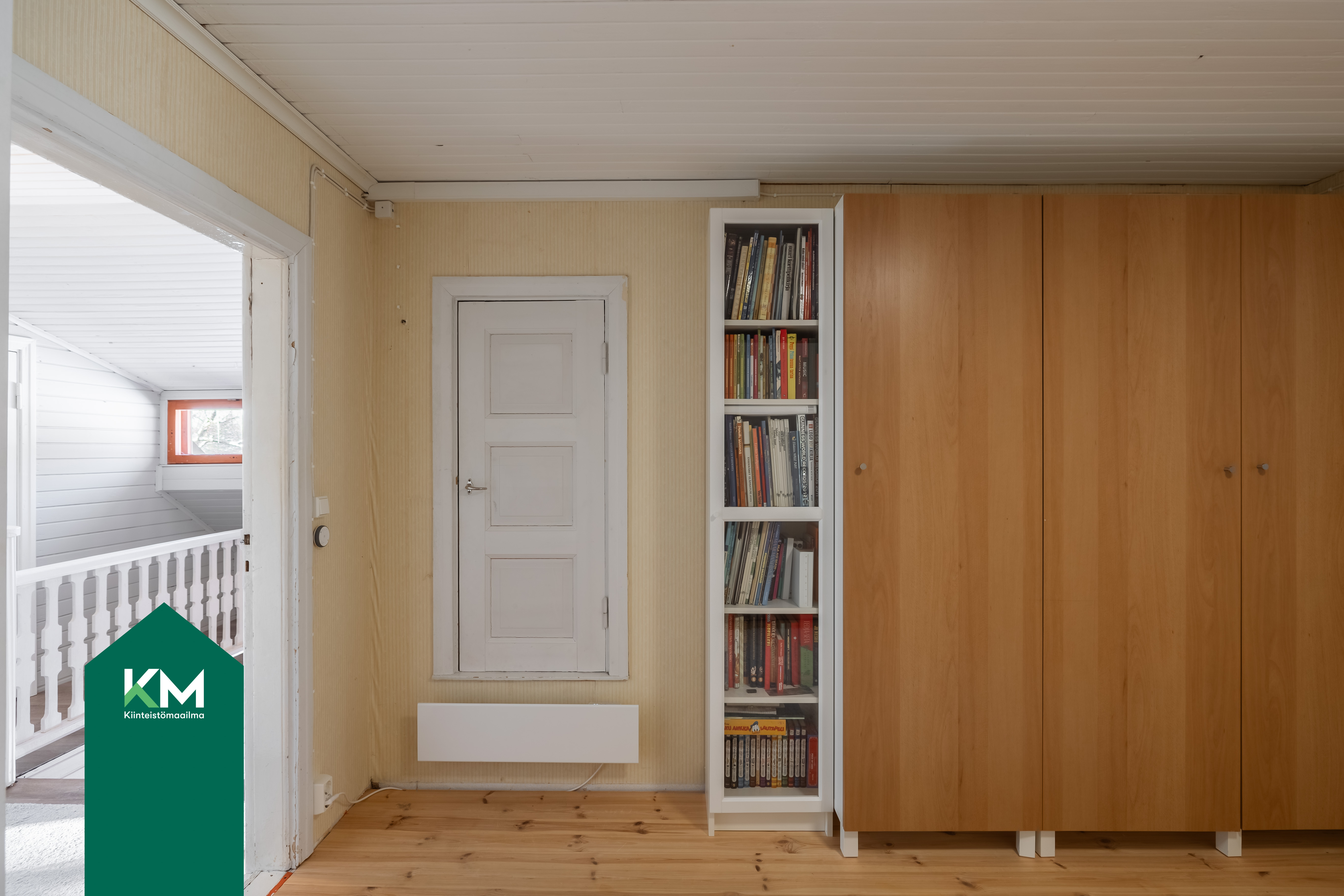 Välihuoneesta pääsee ullakkotilaan