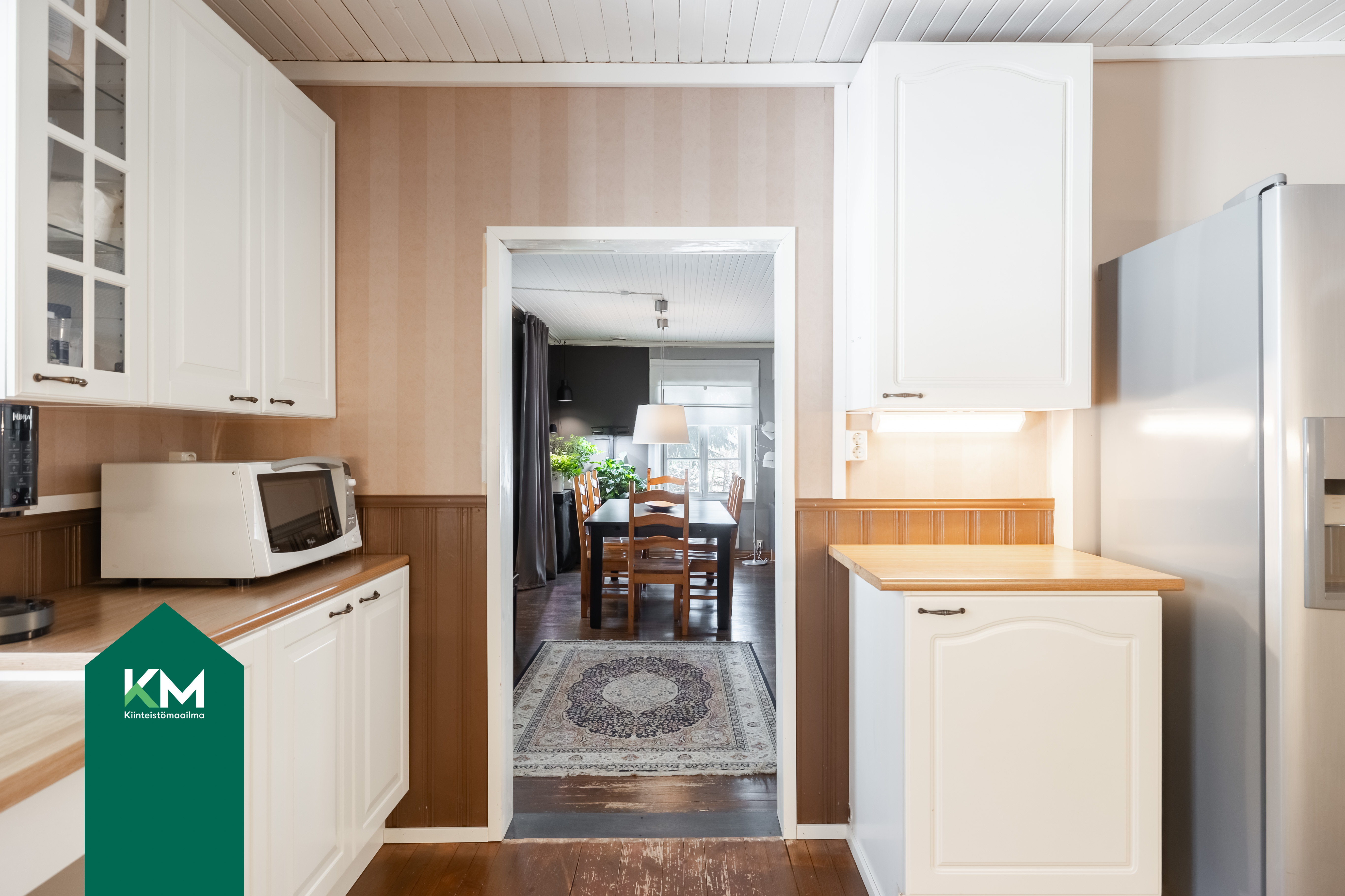 Näkymä keittiöstä tuvan suuntaan