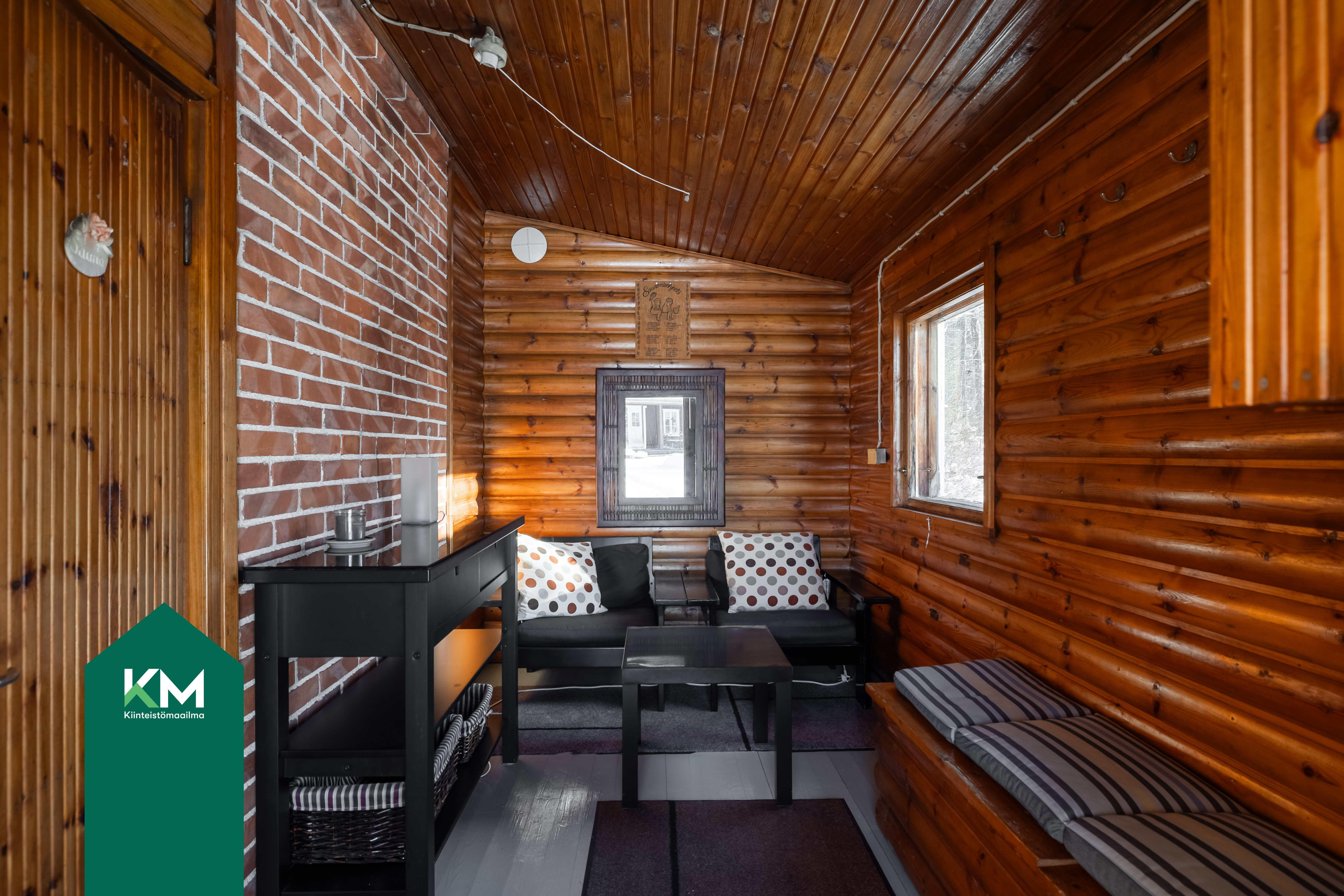 Saunarakennuksessa pieni oleskelutila