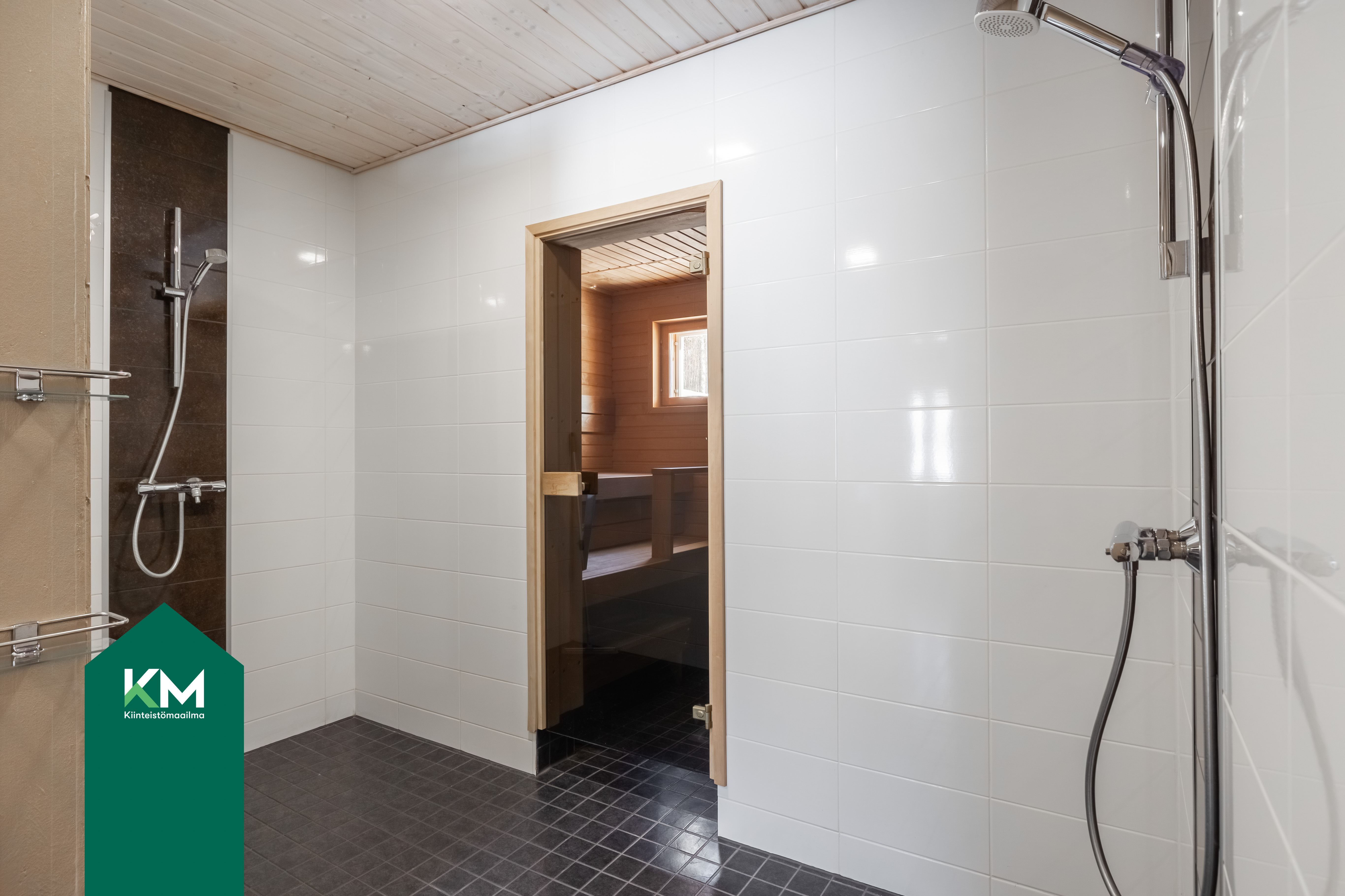 Pesuhuoneessa kaksi suihkua